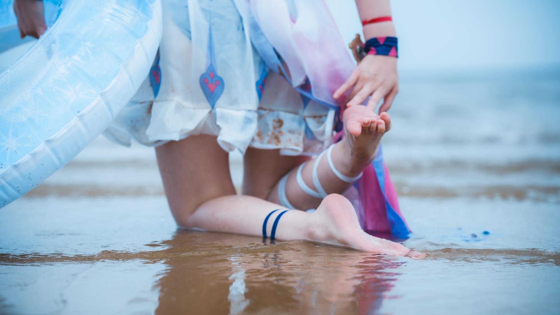 [cosplay] Seele麦麦 - 希尔彼岸浪花物语·海滩：蓝白泳装海滩白丝美腿 72P