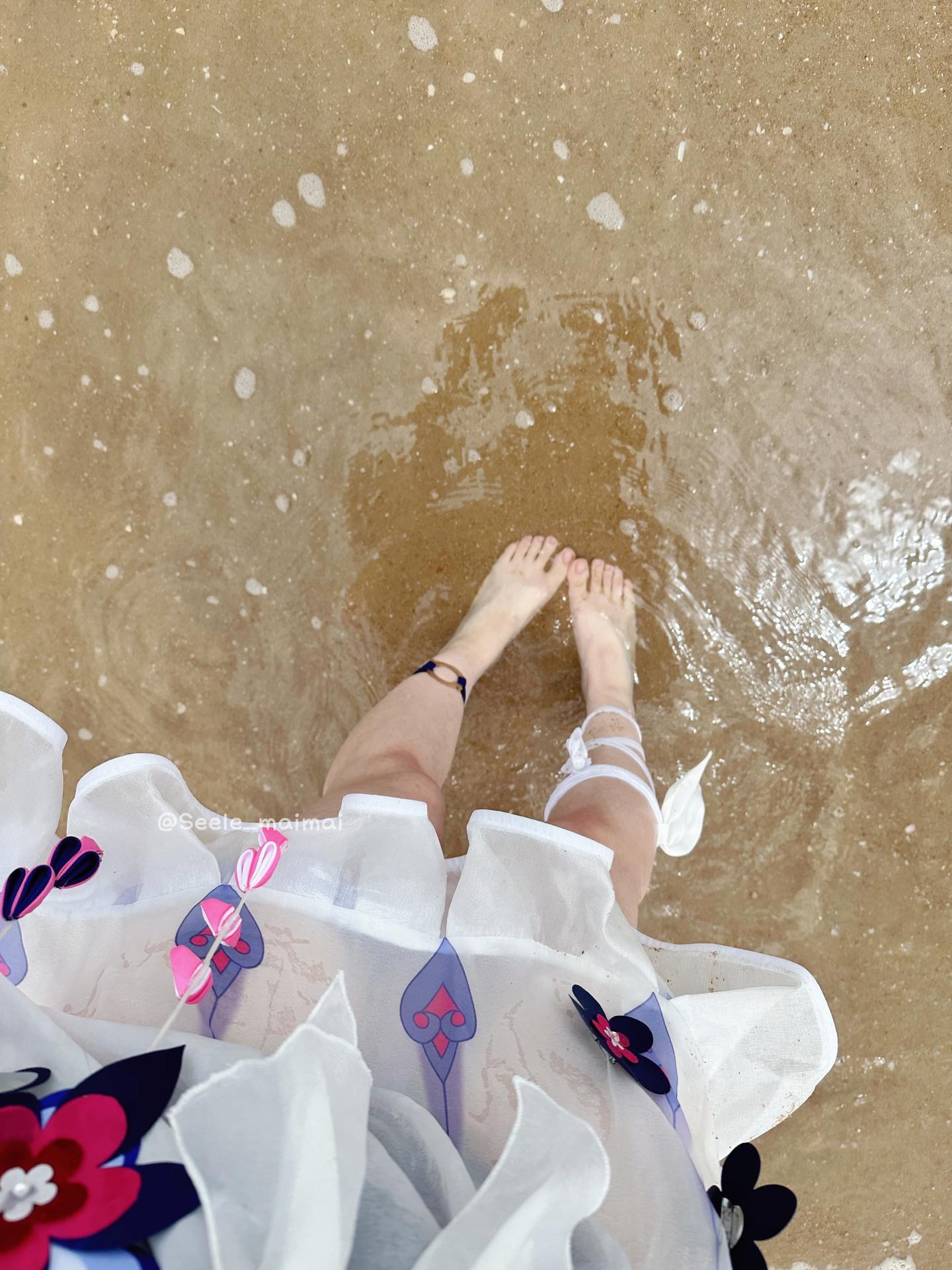 [cosplay] Seele麦麦 - 希尔彼岸浪花物语·海滩：蓝白泳装海滩白丝美腿 72P