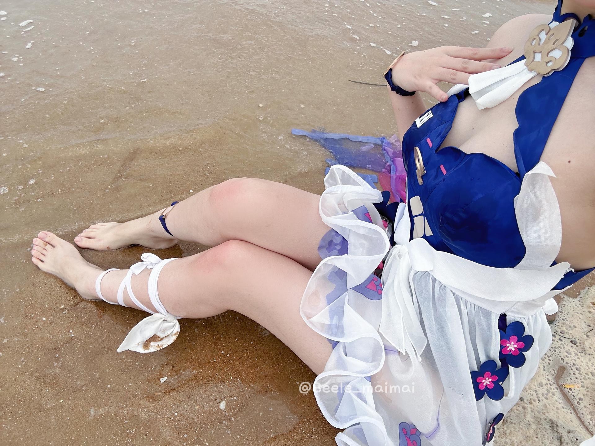 [cosplay] Seele麦麦 - 希尔彼岸浪花物语·海滩：蓝白泳装海滩白丝美腿 72P