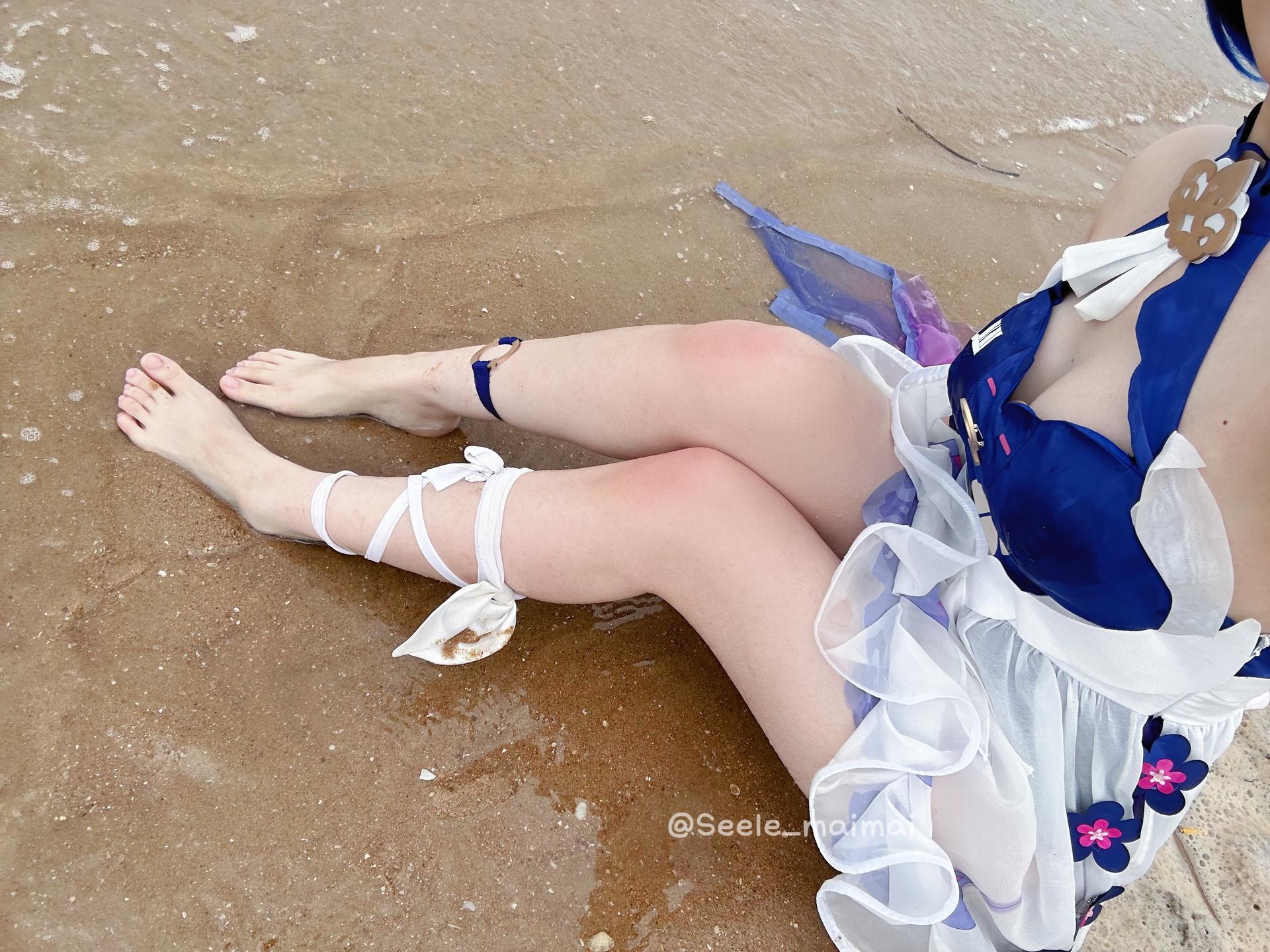 [cosplay] Seele麦麦 - 希尔彼岸浪花物语·海滩：蓝白泳装海滩白丝美腿 72P