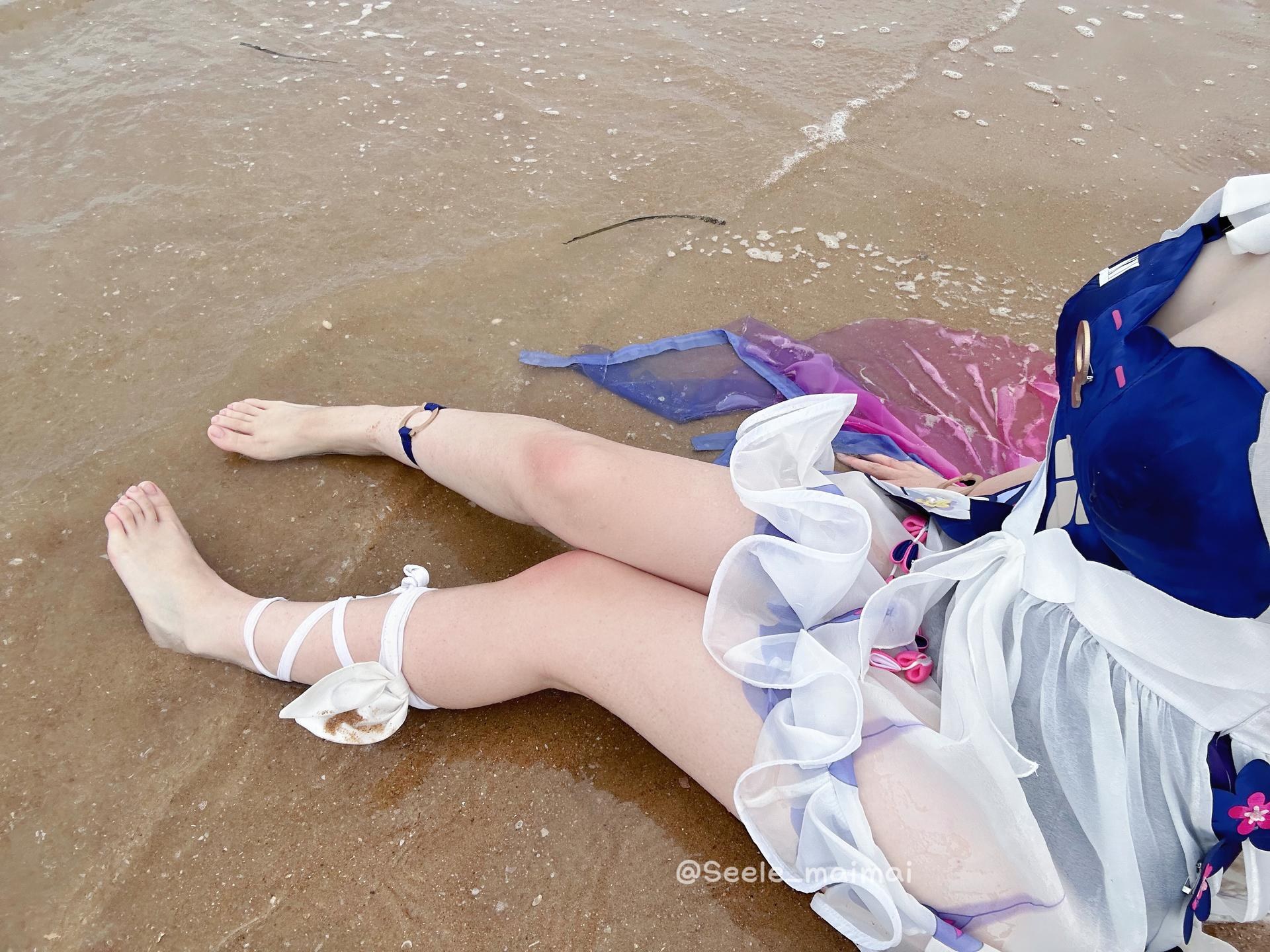 [cosplay] Seele麦麦 - 希尔彼岸浪花物语·海灘：藍白泳裝海灘白絲美腿 72P