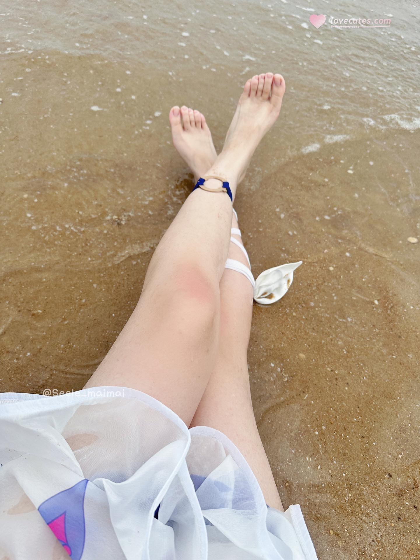 [cosplay] Seele麦麦 - 希尔彼岸浪花物语·海灘：藍白泳裝海灘白絲美腿 72P