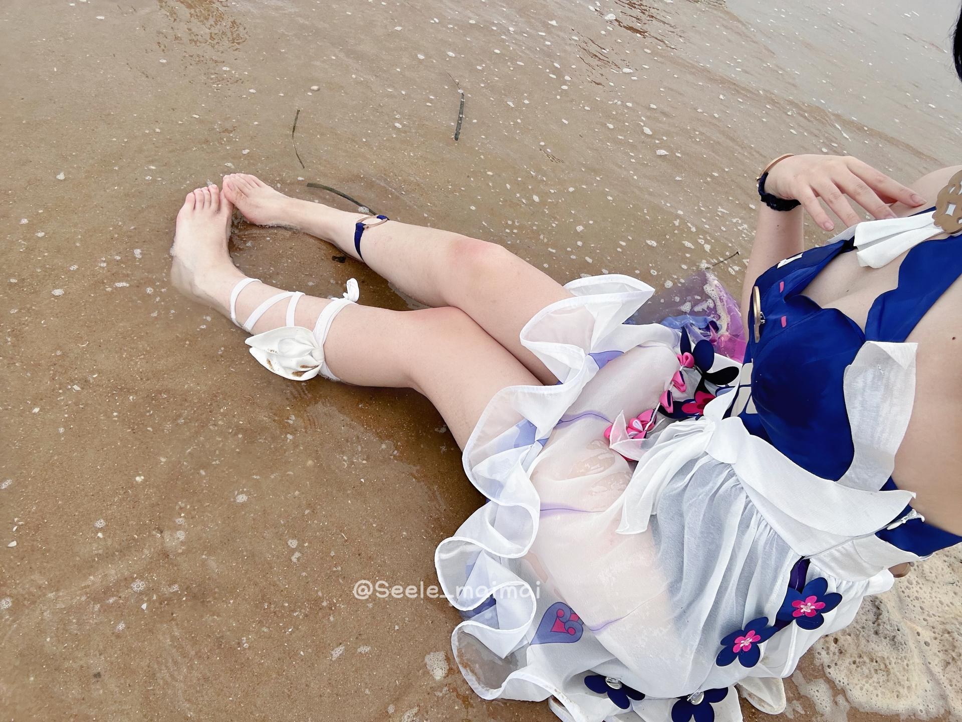 [cosplay] Seele麦麦 - 希尔彼岸浪花物语·海灘：藍白泳裝海灘白絲美腿 72P