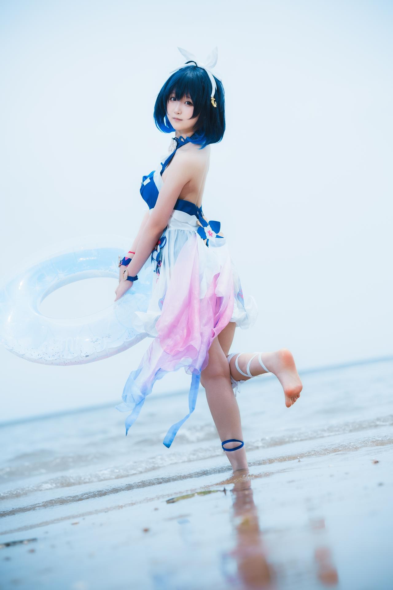 [cosplay] Seele麦麦 - 希尔彼岸浪花物语·海灘：藍白泳裝海灘白絲美腿 72P