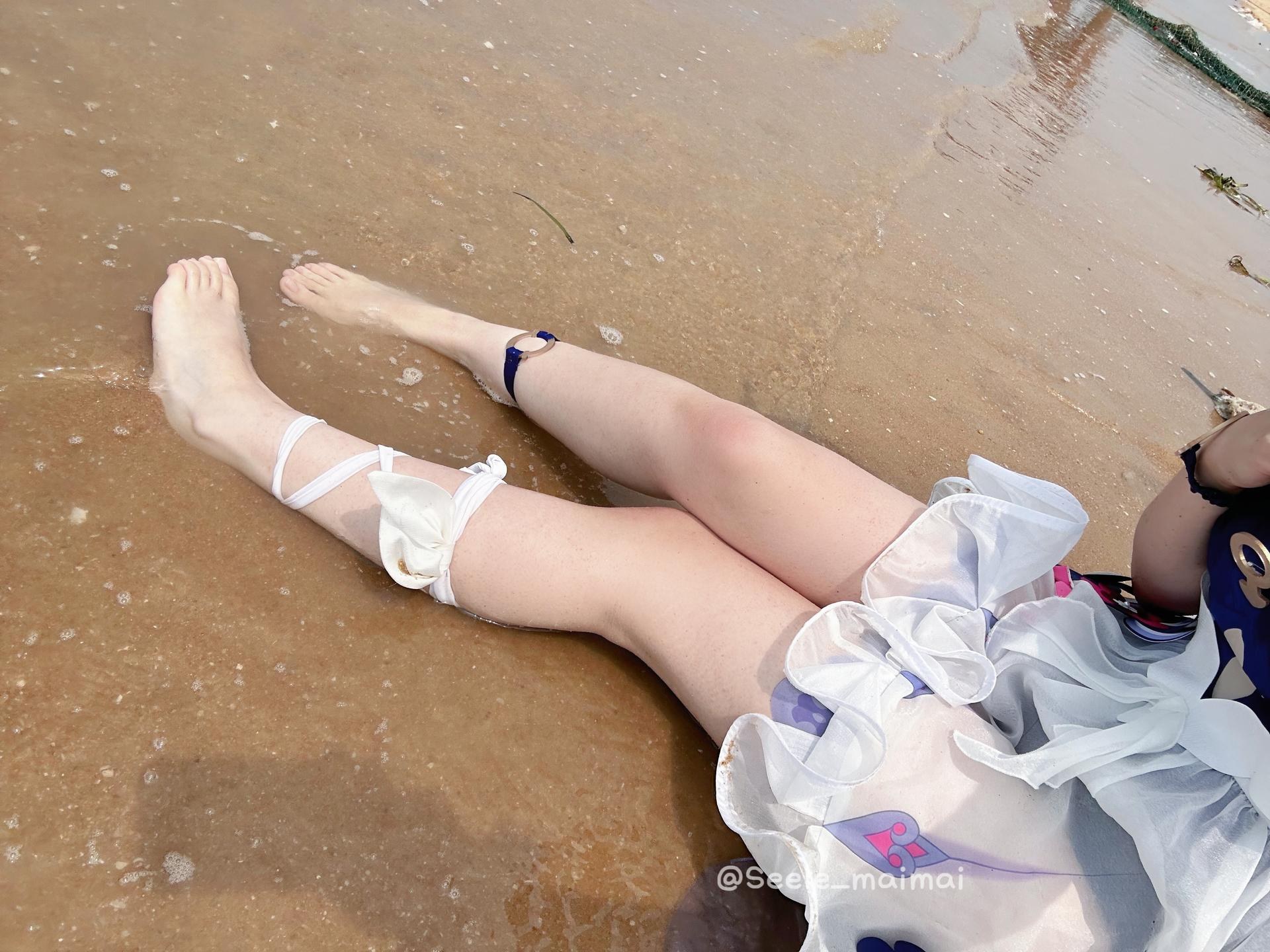 [cosplay] Seele麦麦 - 希尔彼岸浪花物语·海灘：藍白泳裝海灘白絲美腿 72P