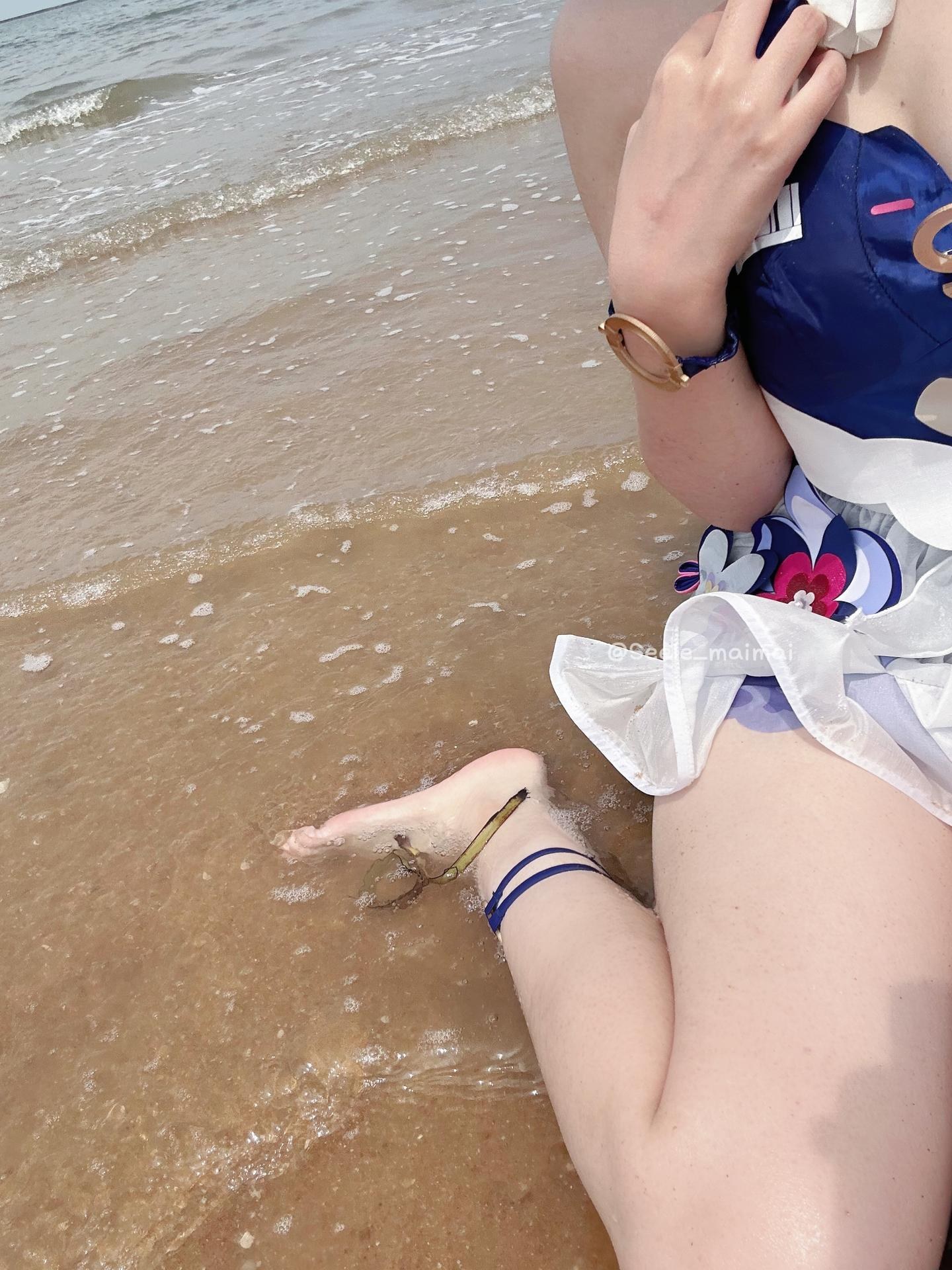 [cosplay] Seele麦麦 - 希尔彼岸浪花物语·海滩：蓝白泳装海滩白丝美腿 72P