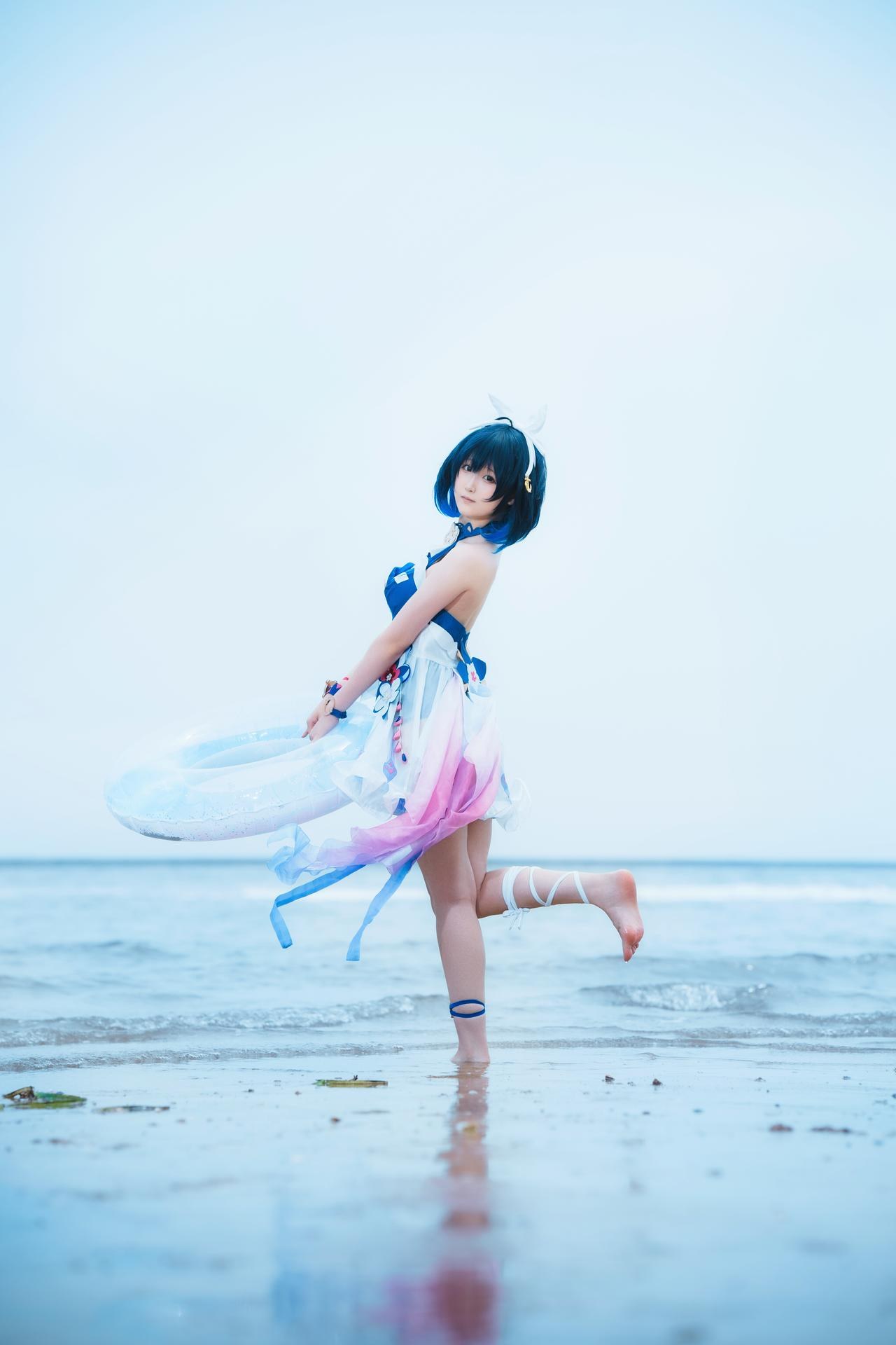 [cosplay] Seele麦麦 - 希尔彼岸浪花物语·海滩：蓝白泳装海滩白丝美腿 72P
