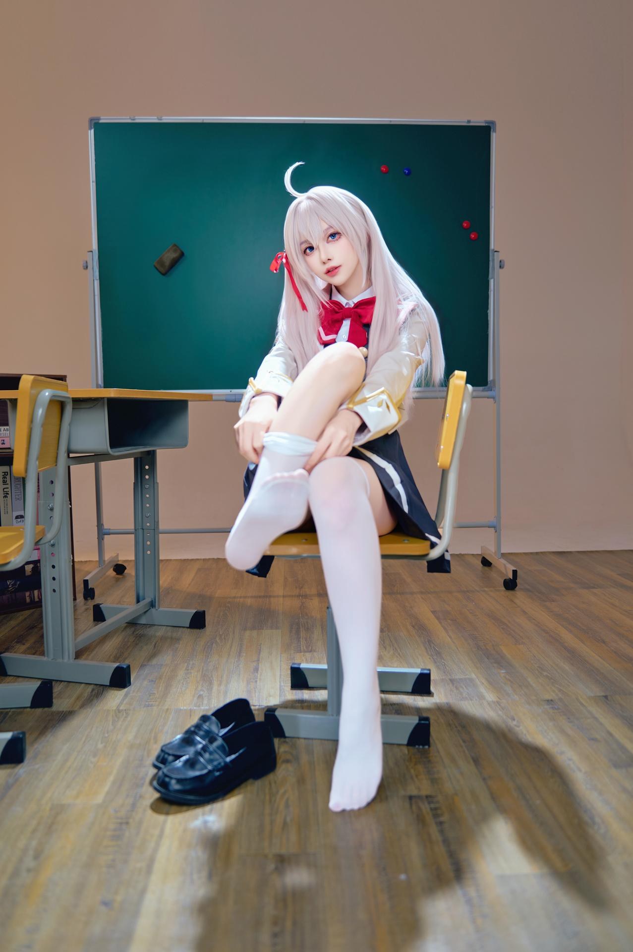 [cosplay] Shika小鹿鹿 - Bạn cùng lớp Eri: ảnh chụp trong lớp học với tóc trắng, đồng phục học đường, tất trắng 38P