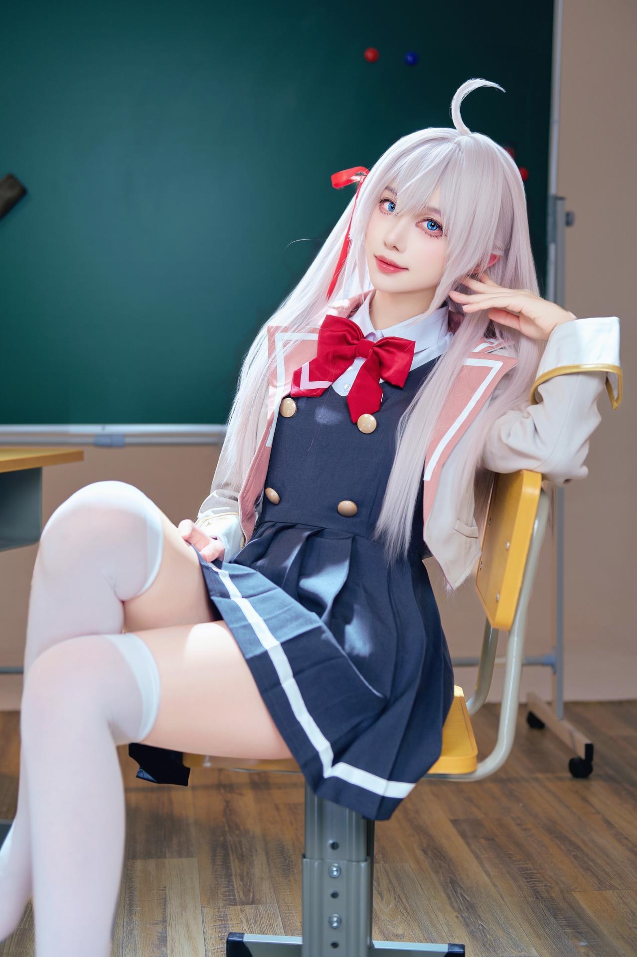 [cosplay] Shika小鹿鹿 - Bạn cùng lớp Eri: ảnh chụp trong lớp học với tóc trắng, đồng phục học đường, tất trắng 38P