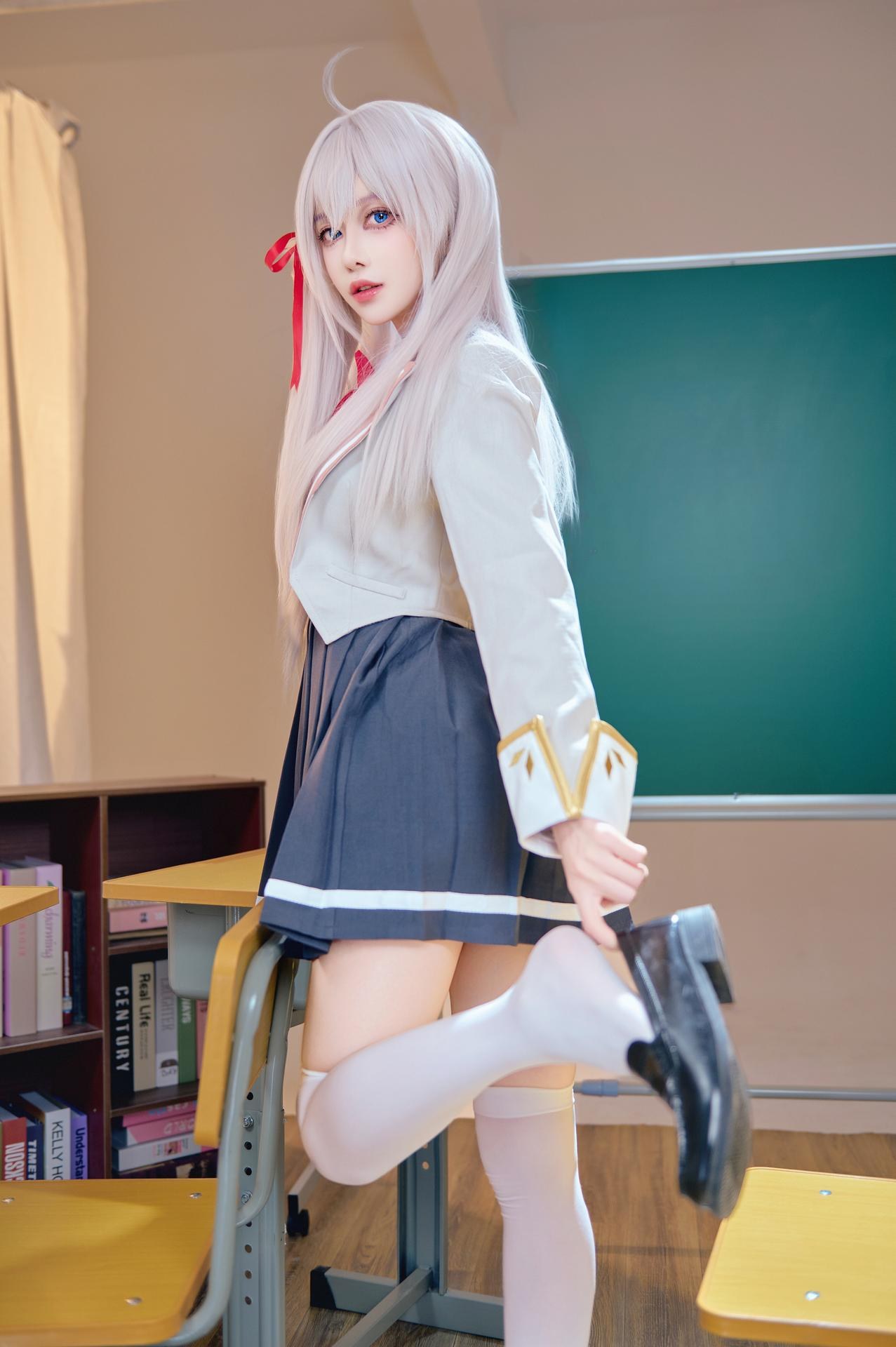 [cosplay] Shika小鹿鹿 - Bạn cùng lớp Eri: ảnh chụp trong lớp học với tóc trắng, đồng phục học đường, tất trắng 38P