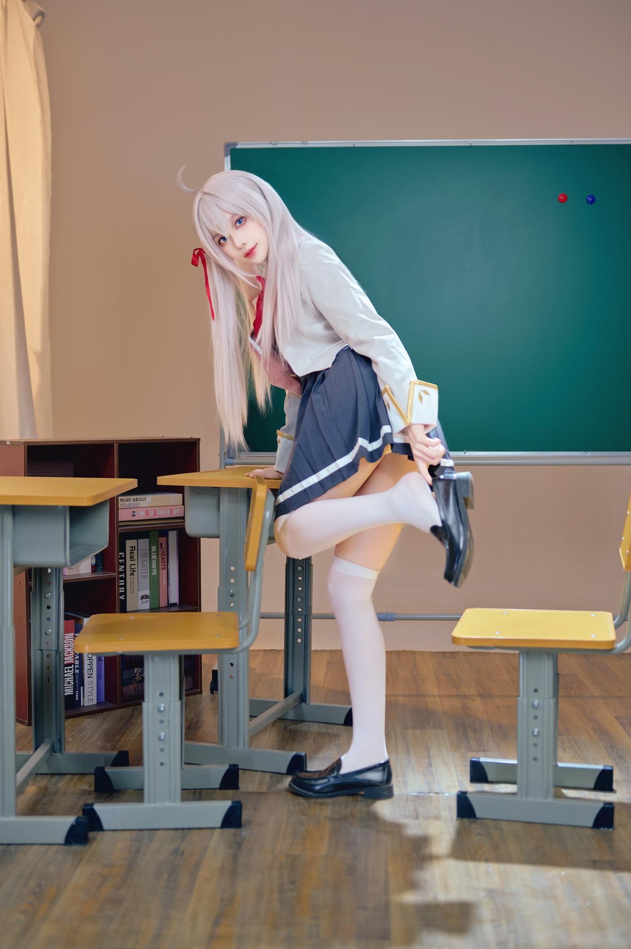[cosplay] Shika小鹿鹿 - Bạn cùng lớp Eri: ảnh chụp trong lớp học với tóc trắng, đồng phục học đường, tất trắng 38P