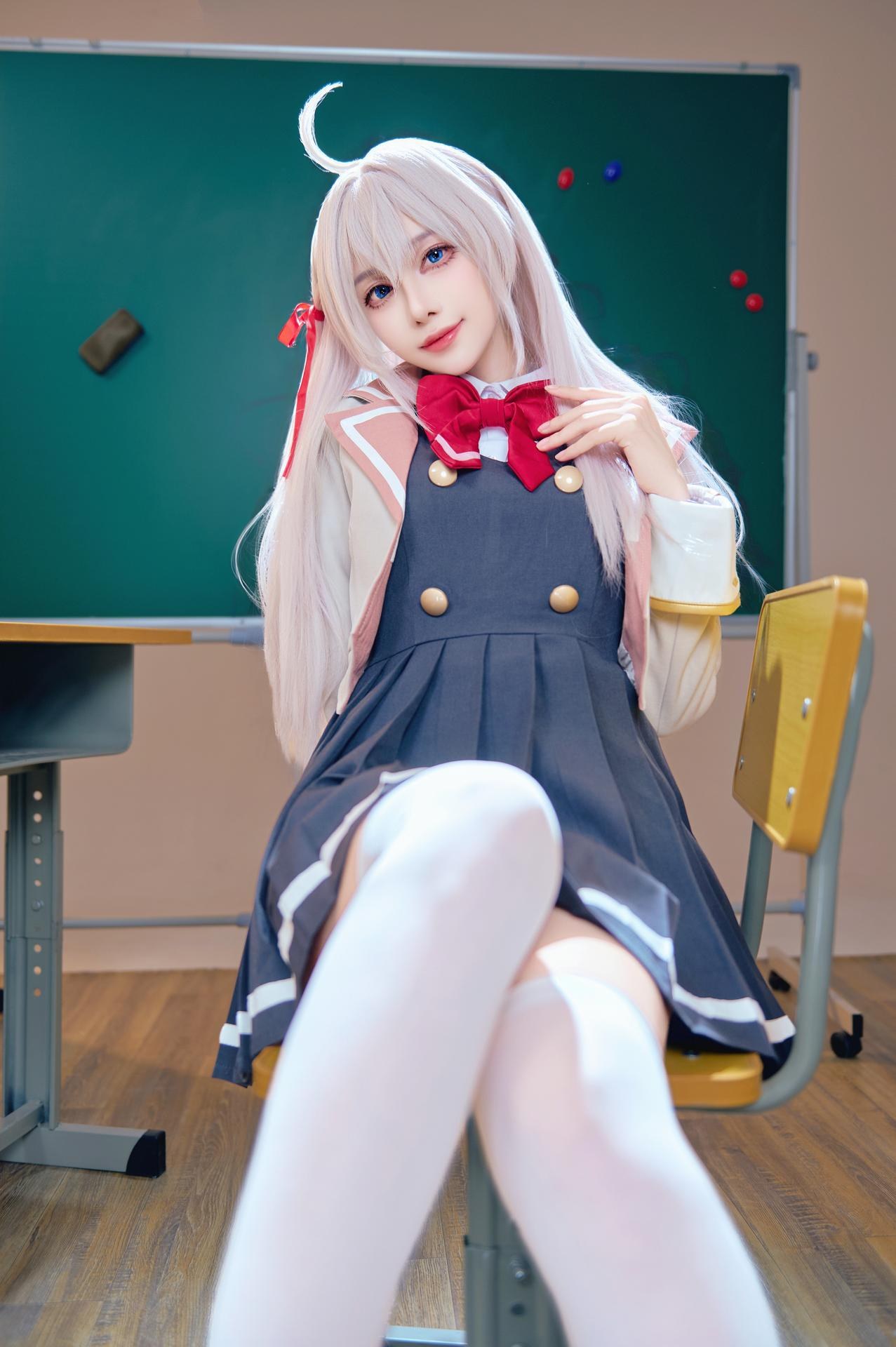 [cosplay] Shika小鹿鹿 - Bạn cùng lớp Eri: ảnh chụp trong lớp học với tóc trắng, đồng phục học đường, tất trắng 38P