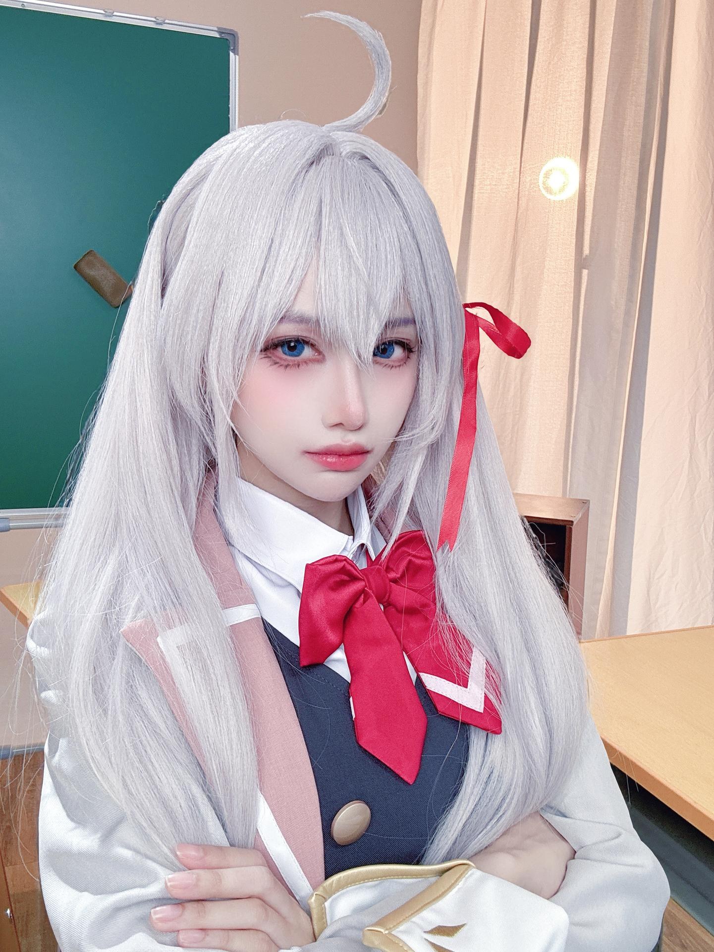 [cosplay] Shika小鹿鹿 - Bạn cùng lớp Eri: ảnh chụp trong lớp học với tóc trắng, đồng phục học đường, tất trắng 38P