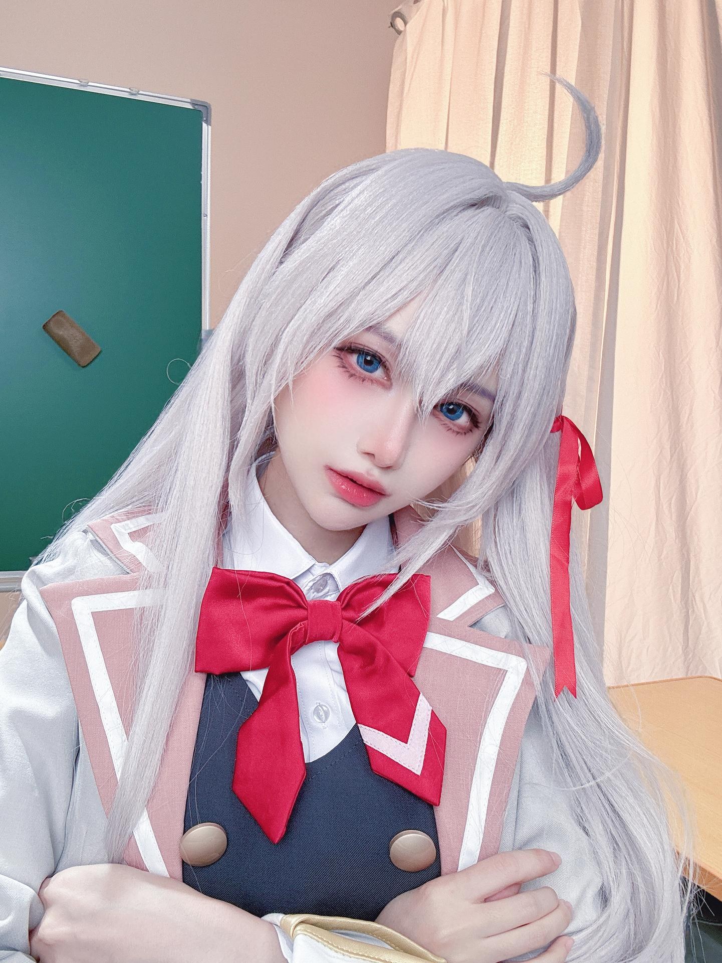 [cosplay] Shika小鹿鹿 - Bạn cùng lớp Eri: ảnh chụp trong lớp học với tóc trắng, đồng phục học đường, tất trắng 38P