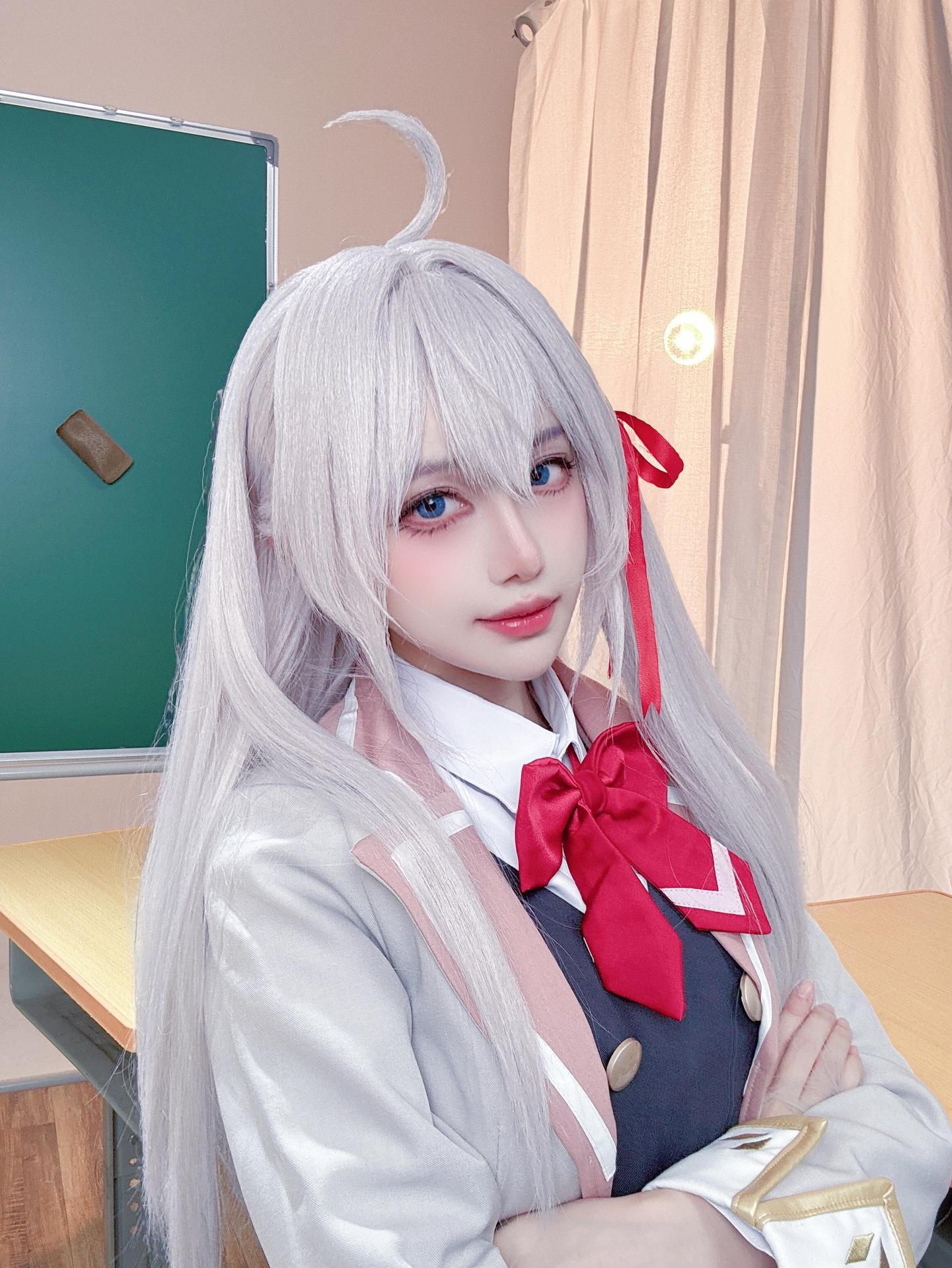 [cosplay] Shika小鹿鹿 - 艾莉同学：白发校园制服白丝教室写真 38P