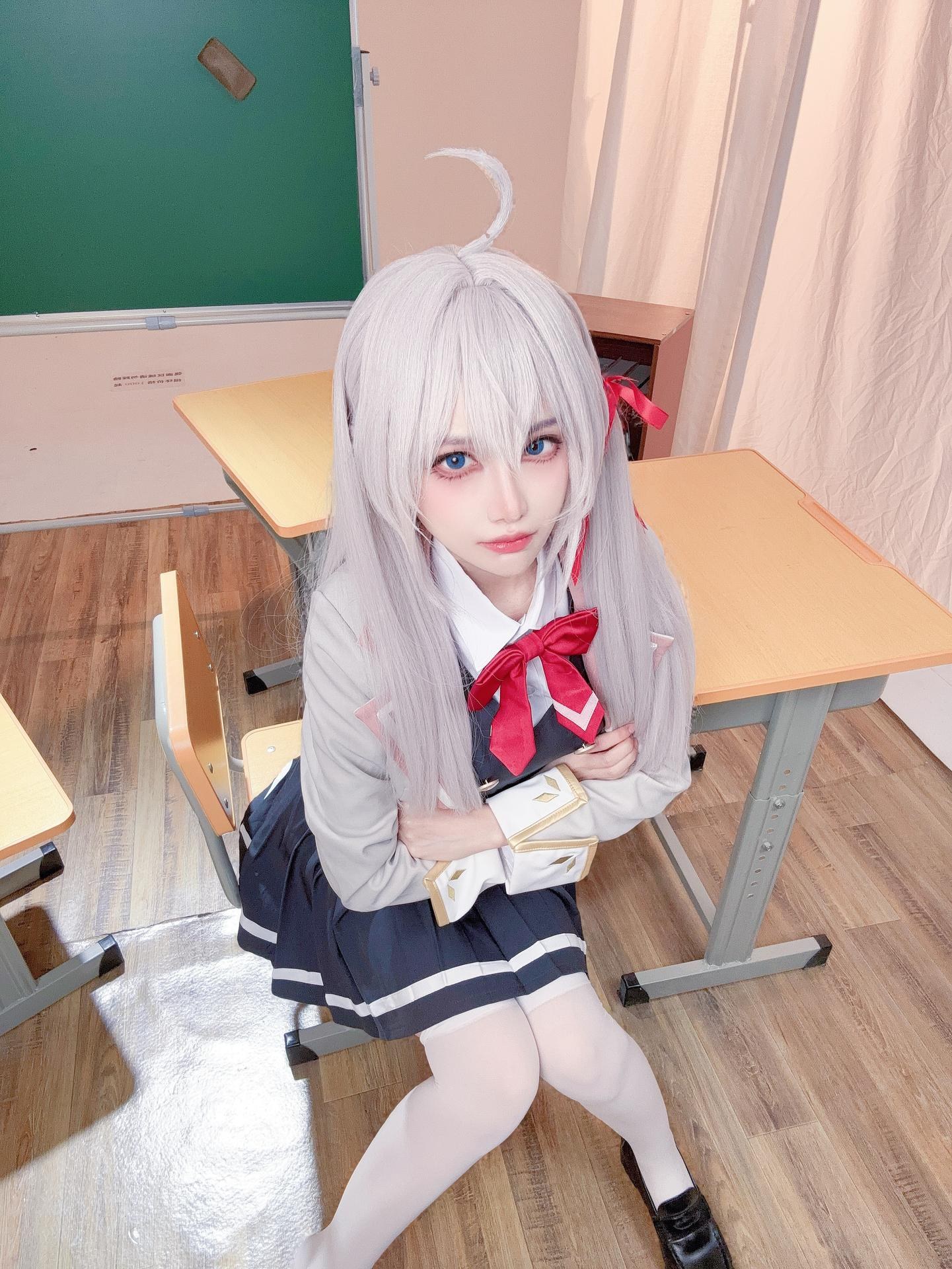 [cosplay] Shika小鹿鹿 - 艾莉同学：白发校园制服白丝教室写真 38P