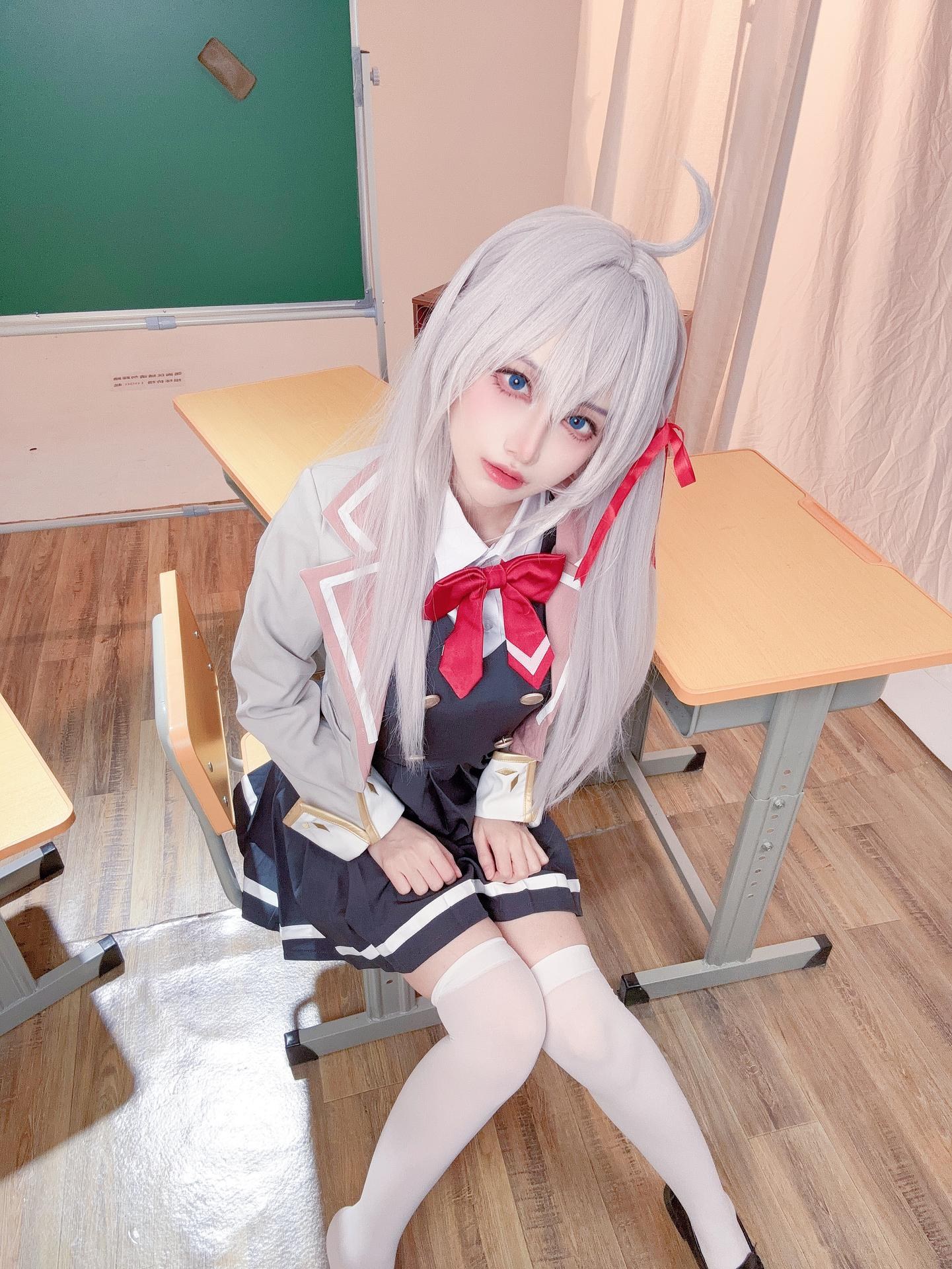 [cosplay] Shika小鹿鹿 - 艾莉同学：白发校园制服白丝教室写真 38P
