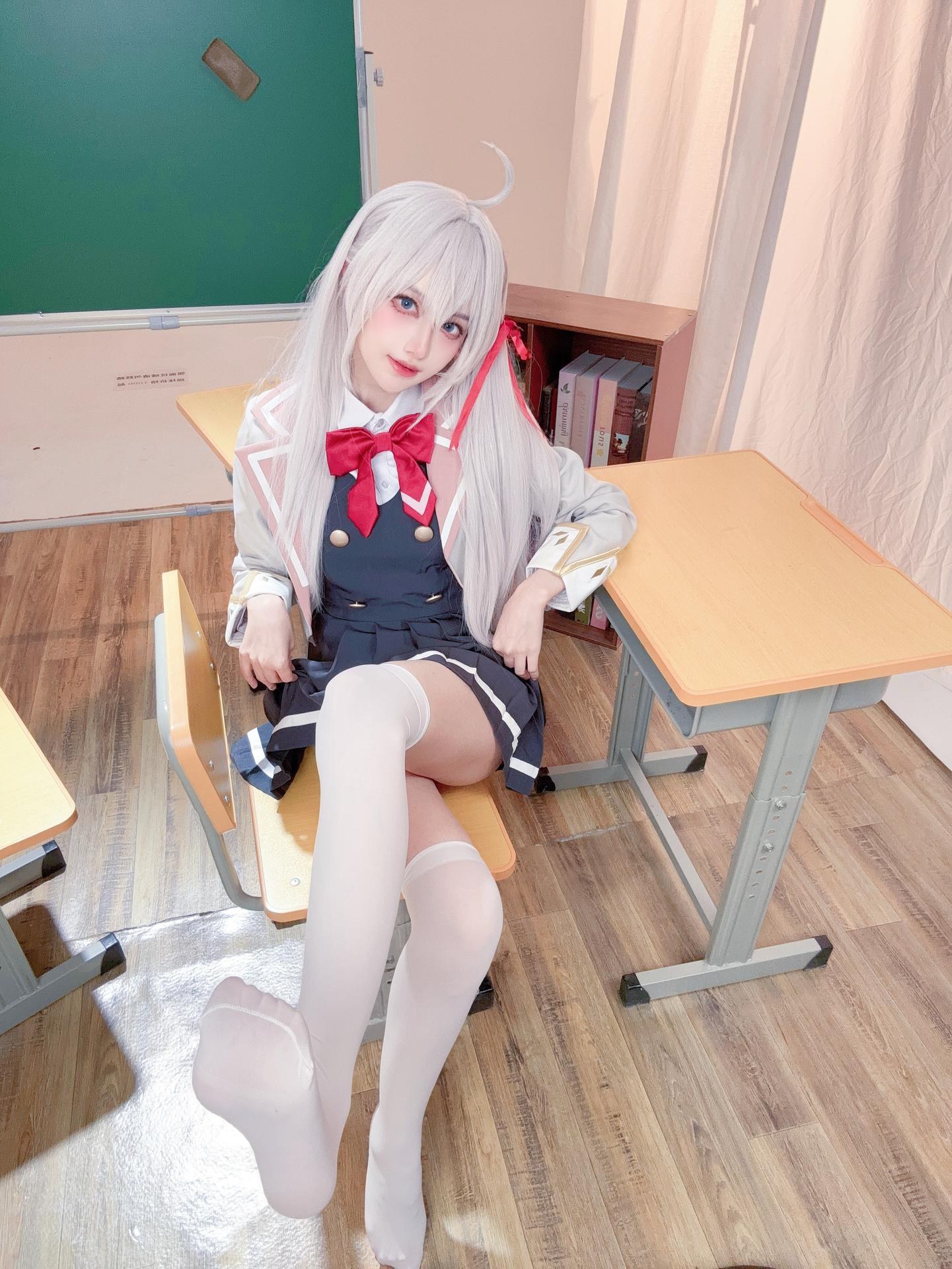 [cosplay] Shika小鹿鹿 - 艾莉同学：白发校园制服白丝教室写真 38P