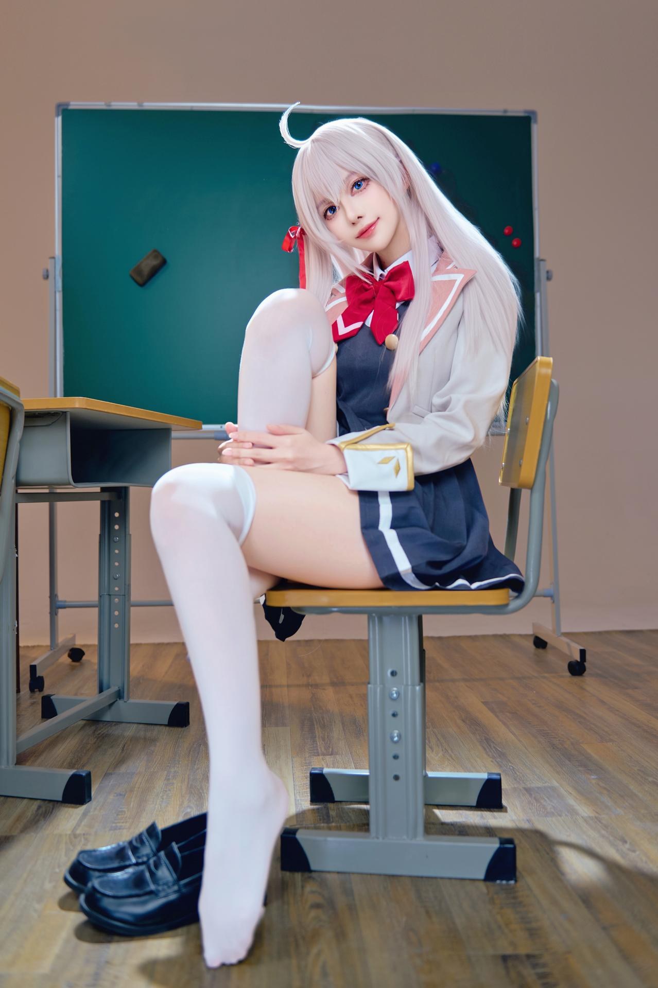 [cosplay] Shika小鹿鹿 - 艾莉同学：白发校园制服白丝教室写真 38P