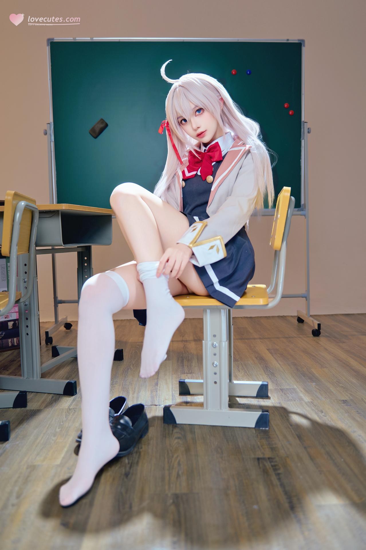[cosplay] Shika小鹿鹿 - 艾莉同学：白发校园制服白丝教室写真 38P