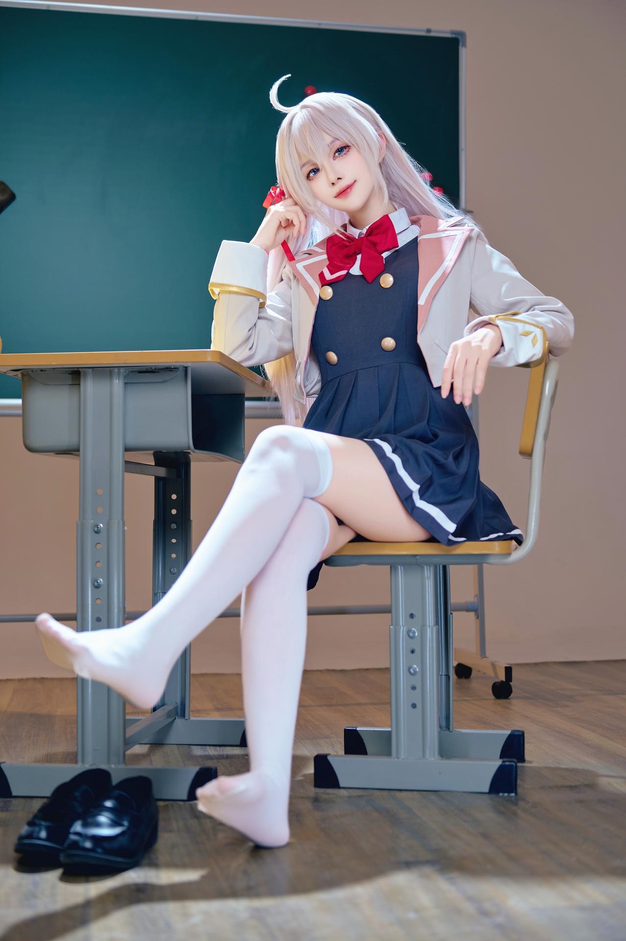 [cosplay] Shika小鹿鹿 - 艾莉同学：白发校园制服白丝教室写真 38P