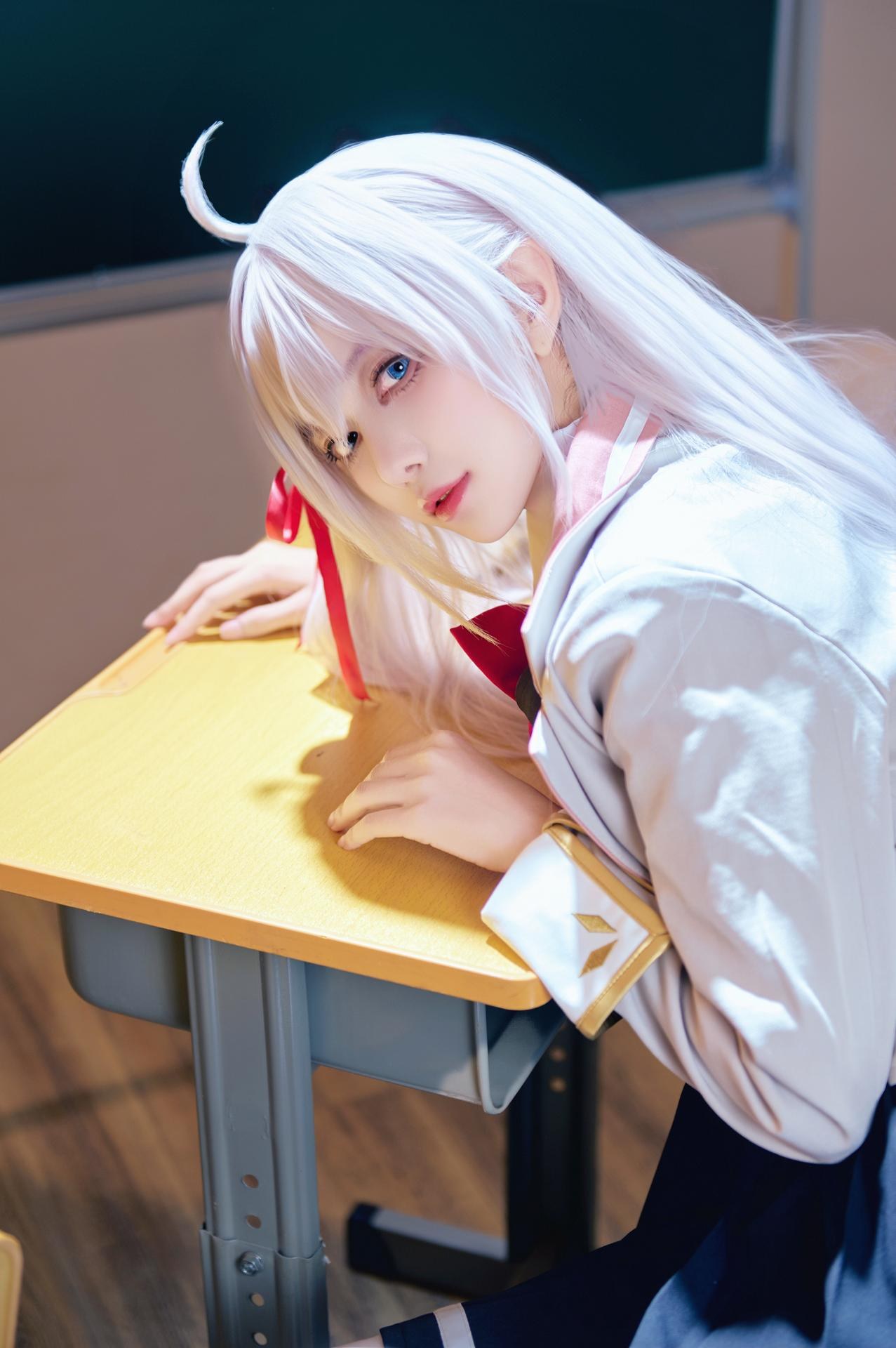 [cosplay] Shika小鹿鹿 - 艾莉同学：白发校园制服白丝教室写真 38P