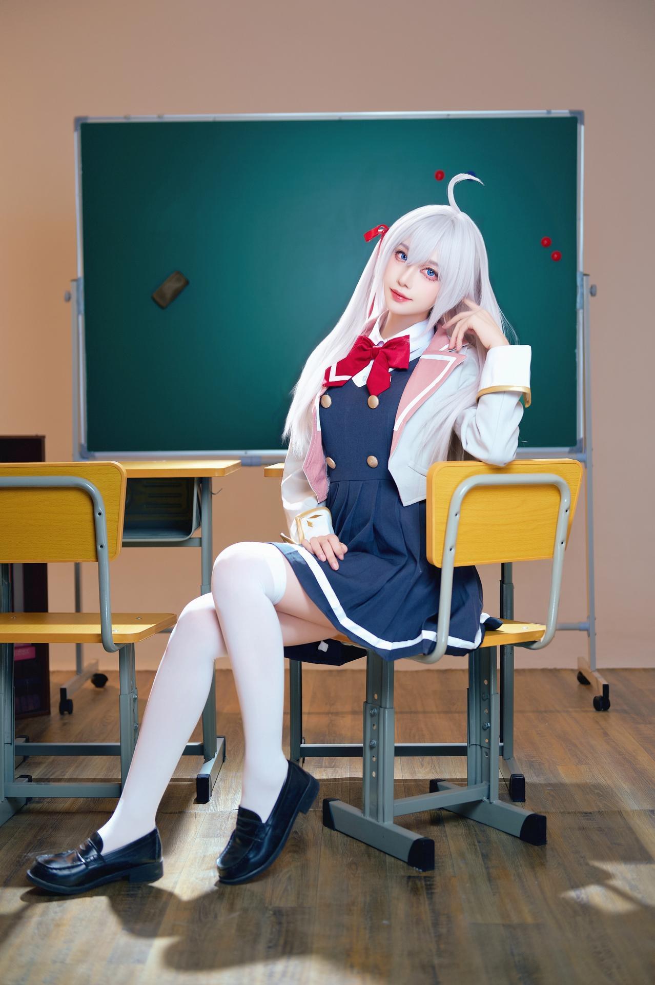 [cosplay] Shika小鹿鹿 - 艾莉同学：白发校园制服白丝教室写真 38P