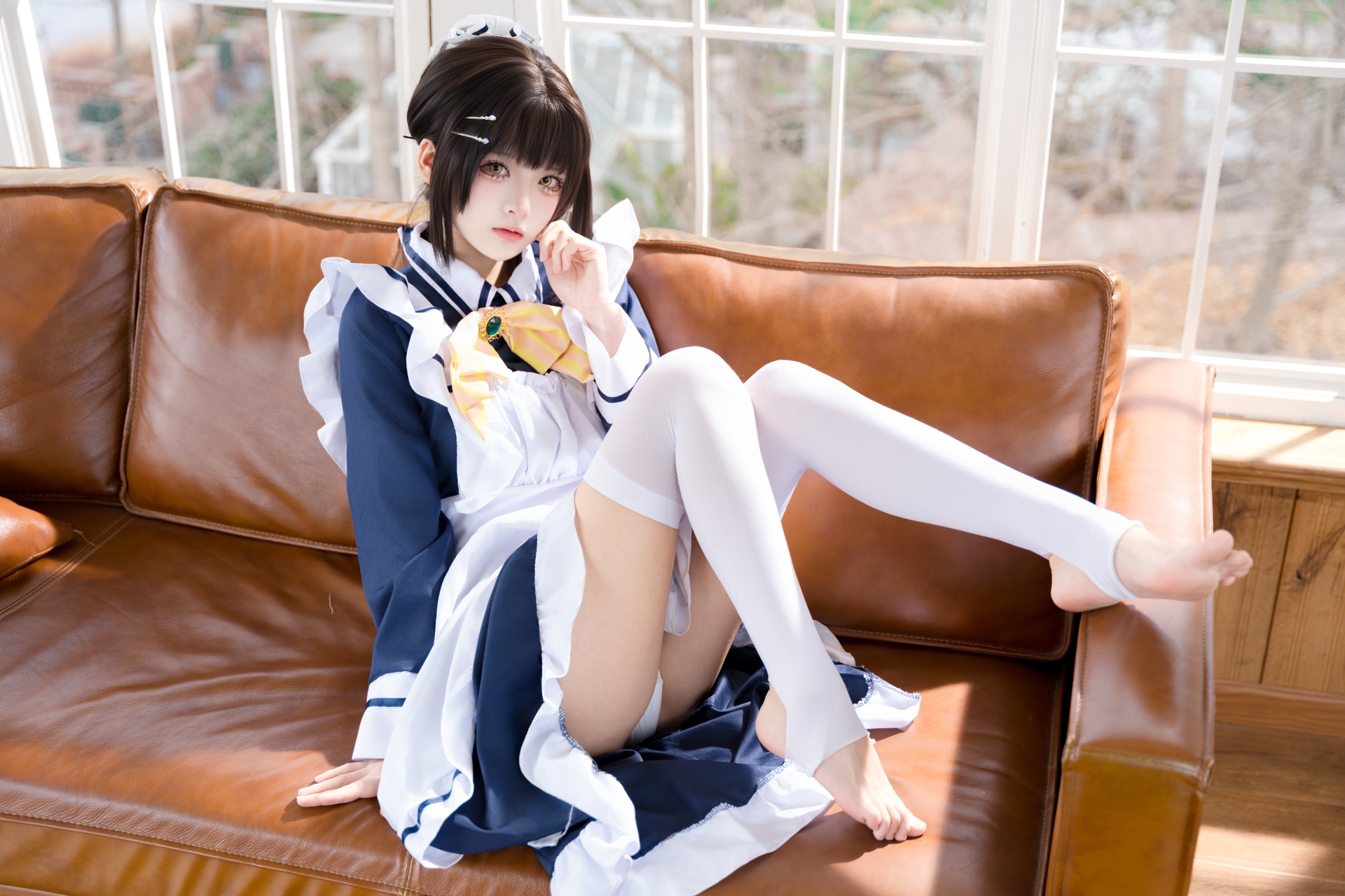 [Photo] Jiuqi Miao - Zaozi-jie Maid: Blue-and-white maid outfit with white stockings sofa photo set 23P