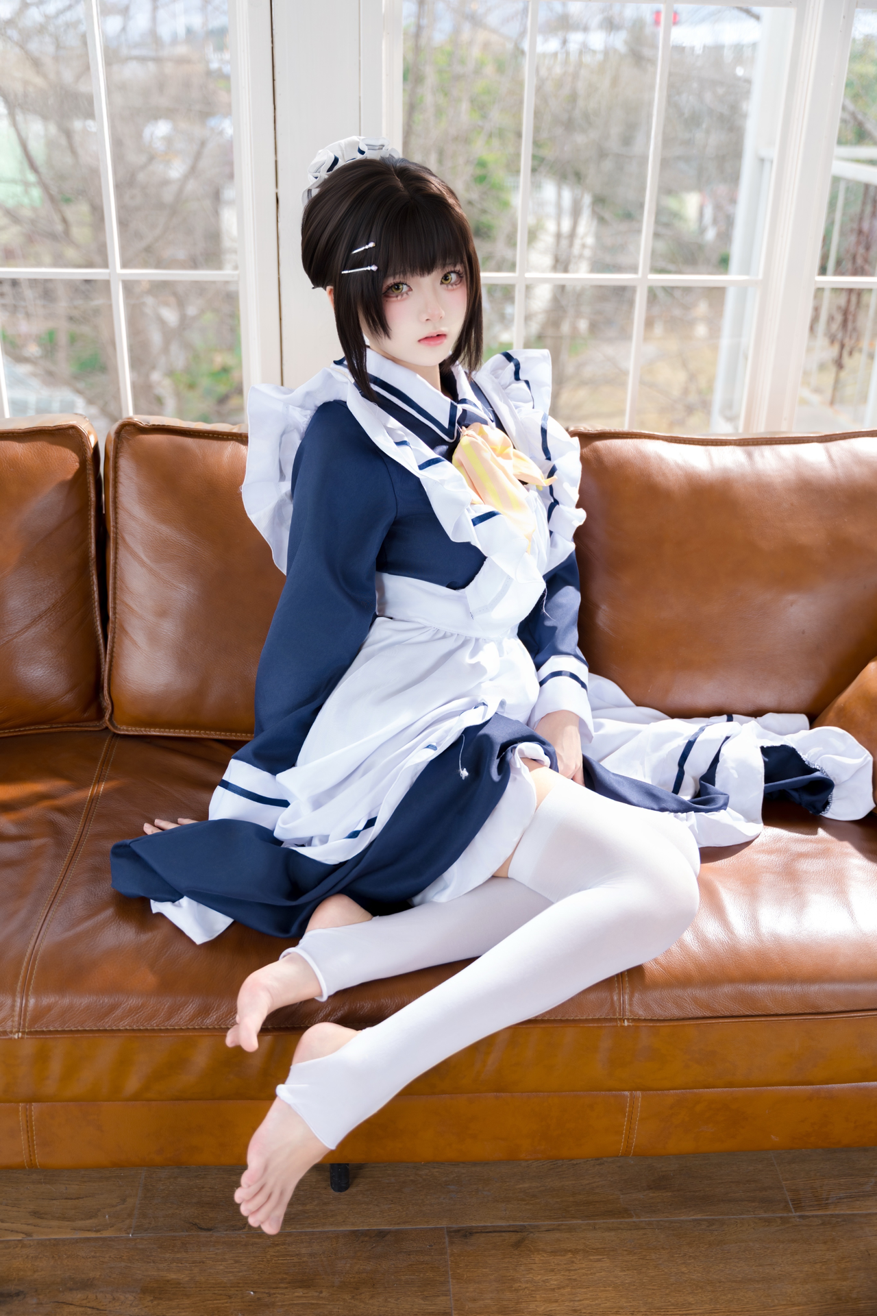 [Photo] Jiuqi Miao - Zaozi-jie Maid: Blue-and-white maid outfit with white stockings sofa photo set 23P