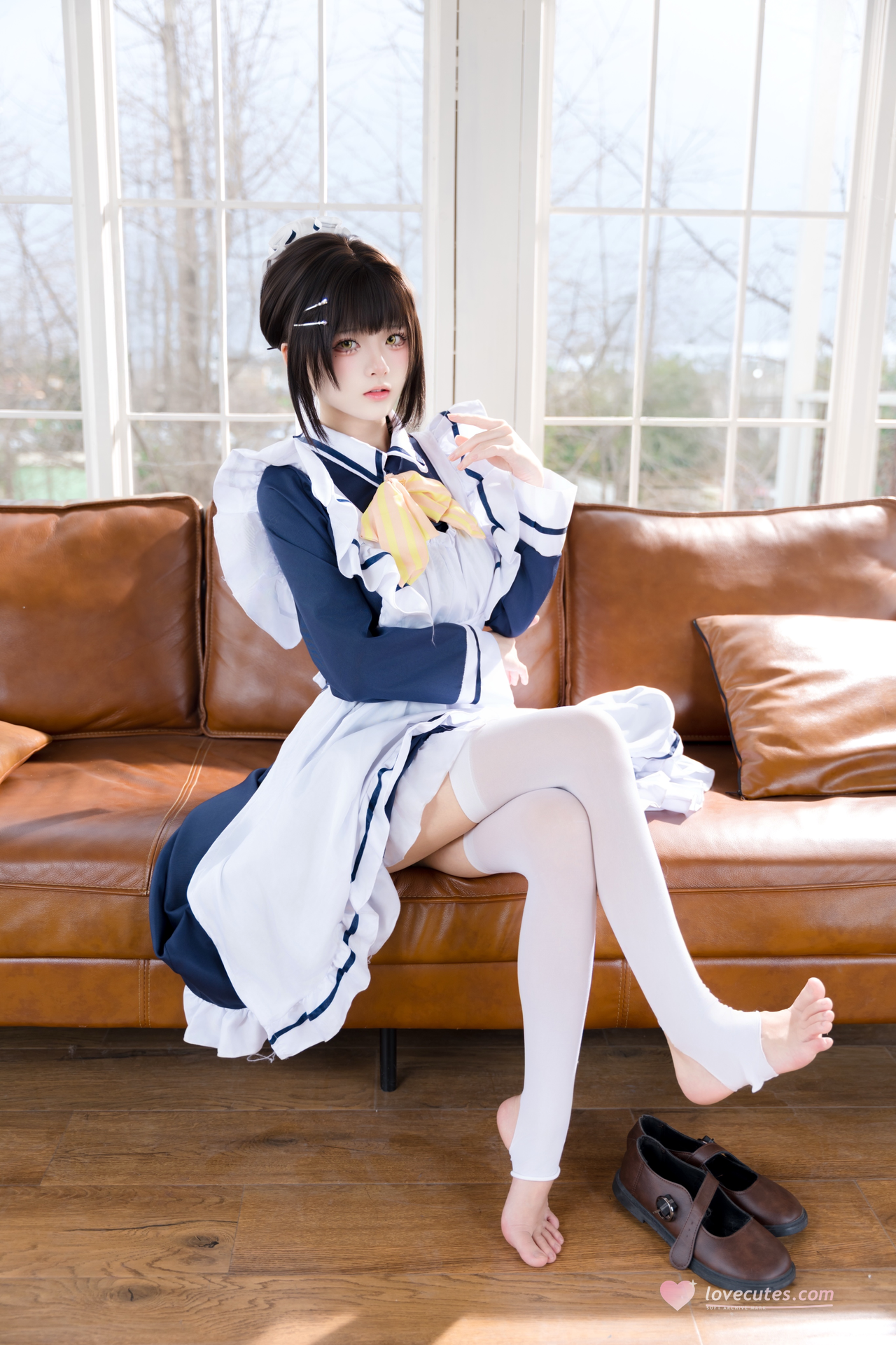 [Photo] Jiuqi Miao - Zaozi-jie Maid: Blue-and-white maid outfit with white stockings sofa photo set 23P