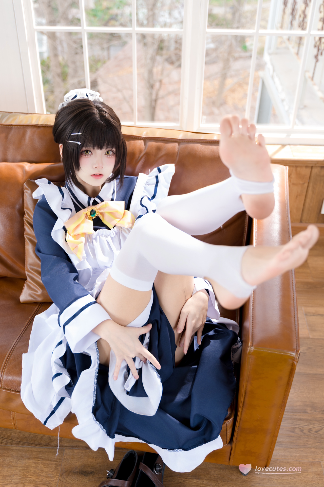[Photo] Jiuqi Miao - Zaozi-jie Maid: Blue-and-white maid outfit with white stockings sofa photo set 23P