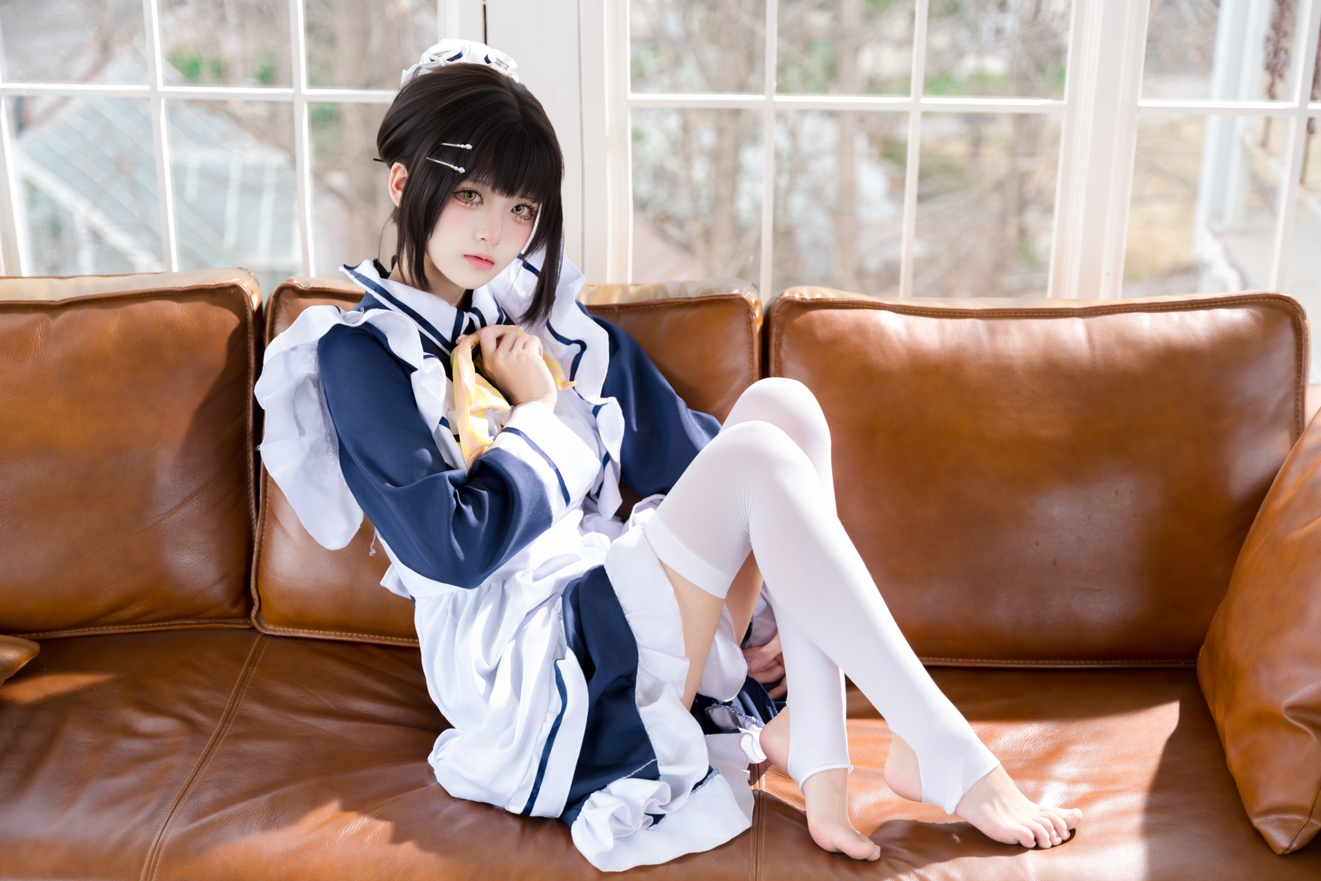 [写真] 九柒喵 - 枣子姐女仆：蓝白女仆装白丝沙发写真 23P