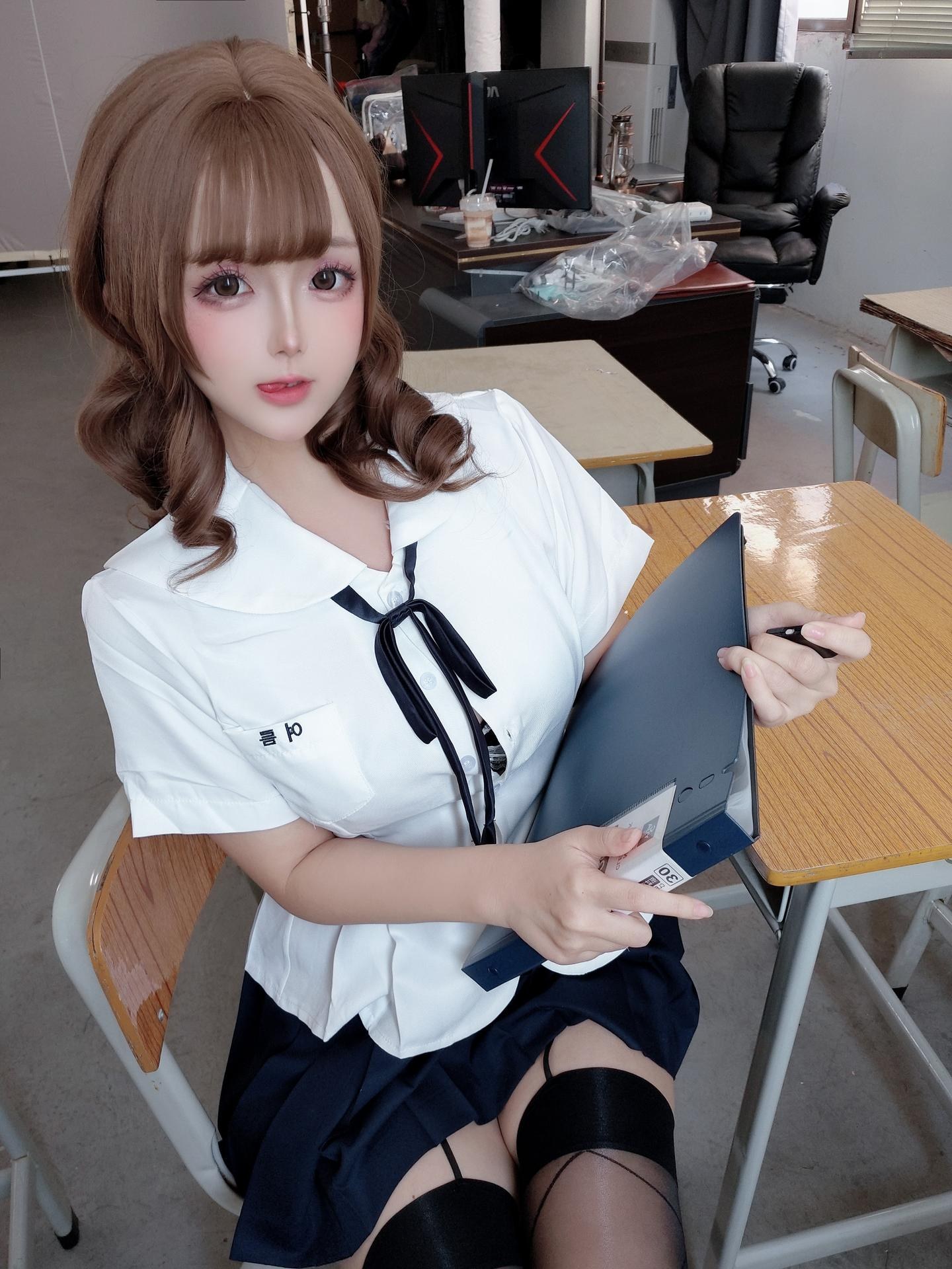 [私房] 日奈娇 - Ủy viên tâm lý: ảnh riêng tư trong lớp học với đồng phục sơ mi trắng, tất đen kích thước lớn 188P16G7V