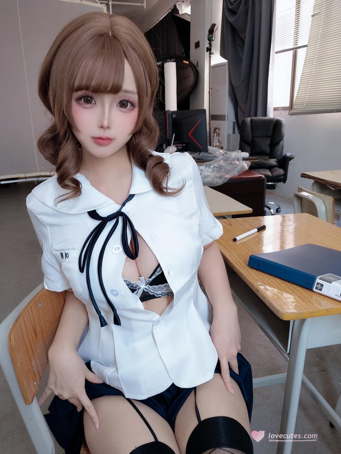 [私房] 日奈娇 - Ủy viên tâm lý: ảnh riêng tư trong lớp học với đồng phục sơ mi trắng, tất đen kích thước lớn 188P16G7V