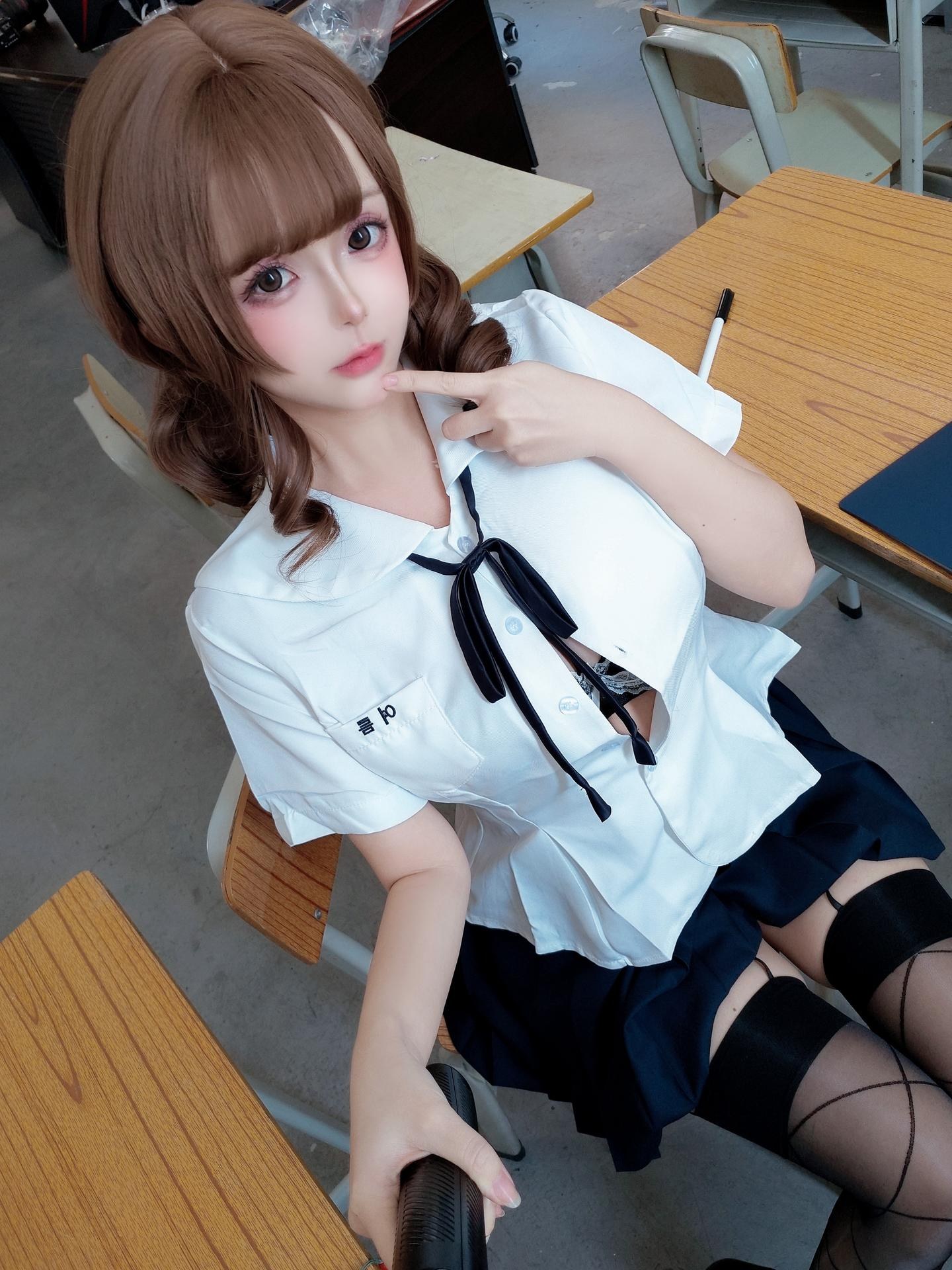 [私房] 日奈娇 - Ủy viên tâm lý: ảnh riêng tư trong lớp học với đồng phục sơ mi trắng, tất đen kích thước lớn 188P16G7V