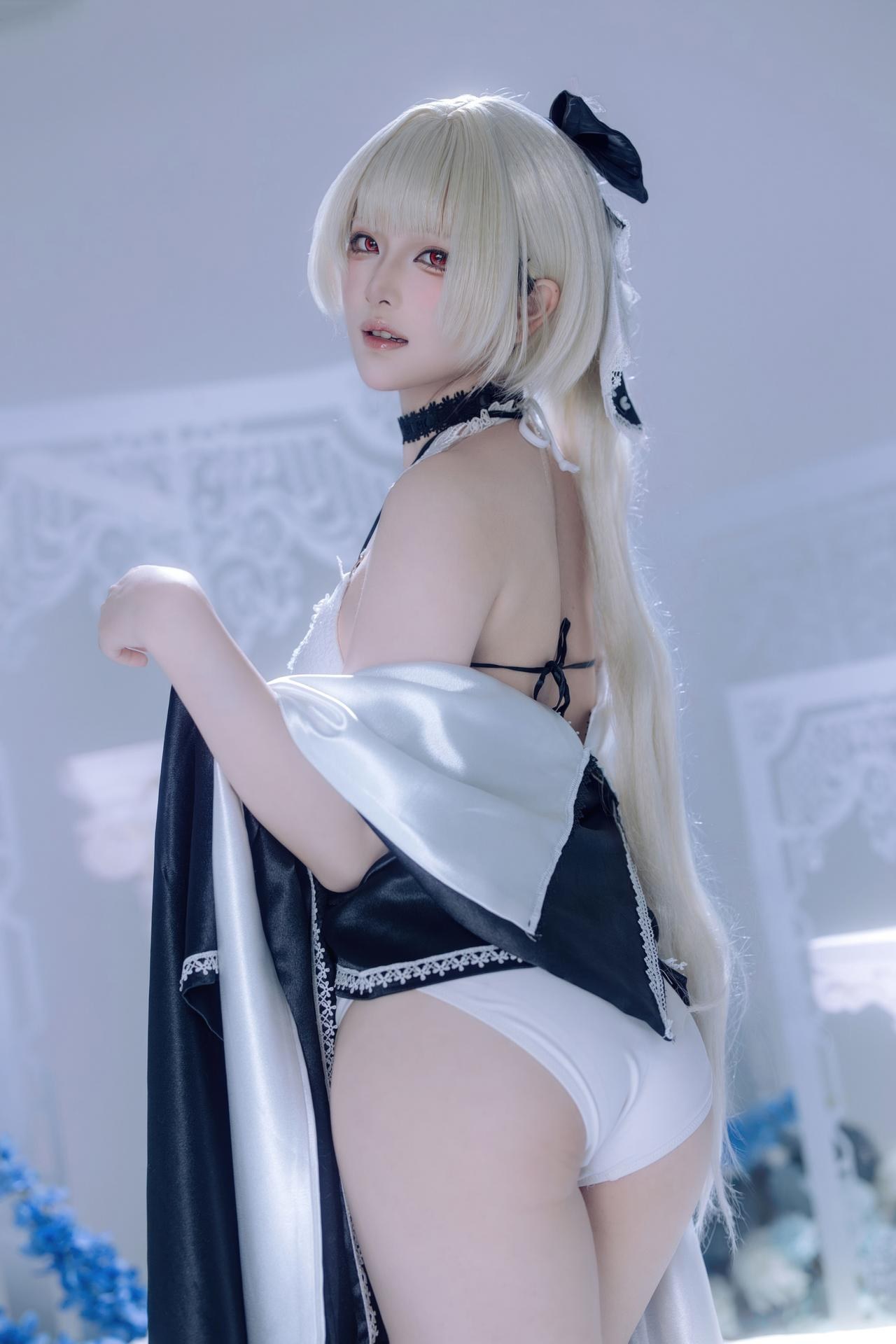 [cosplay] 屿鱼 - 벽람항로 포미더블 동인 드레스: 흑백 드레스, 흰 스타킹의 늘씬한 다리, 아이스블루 배경 63P