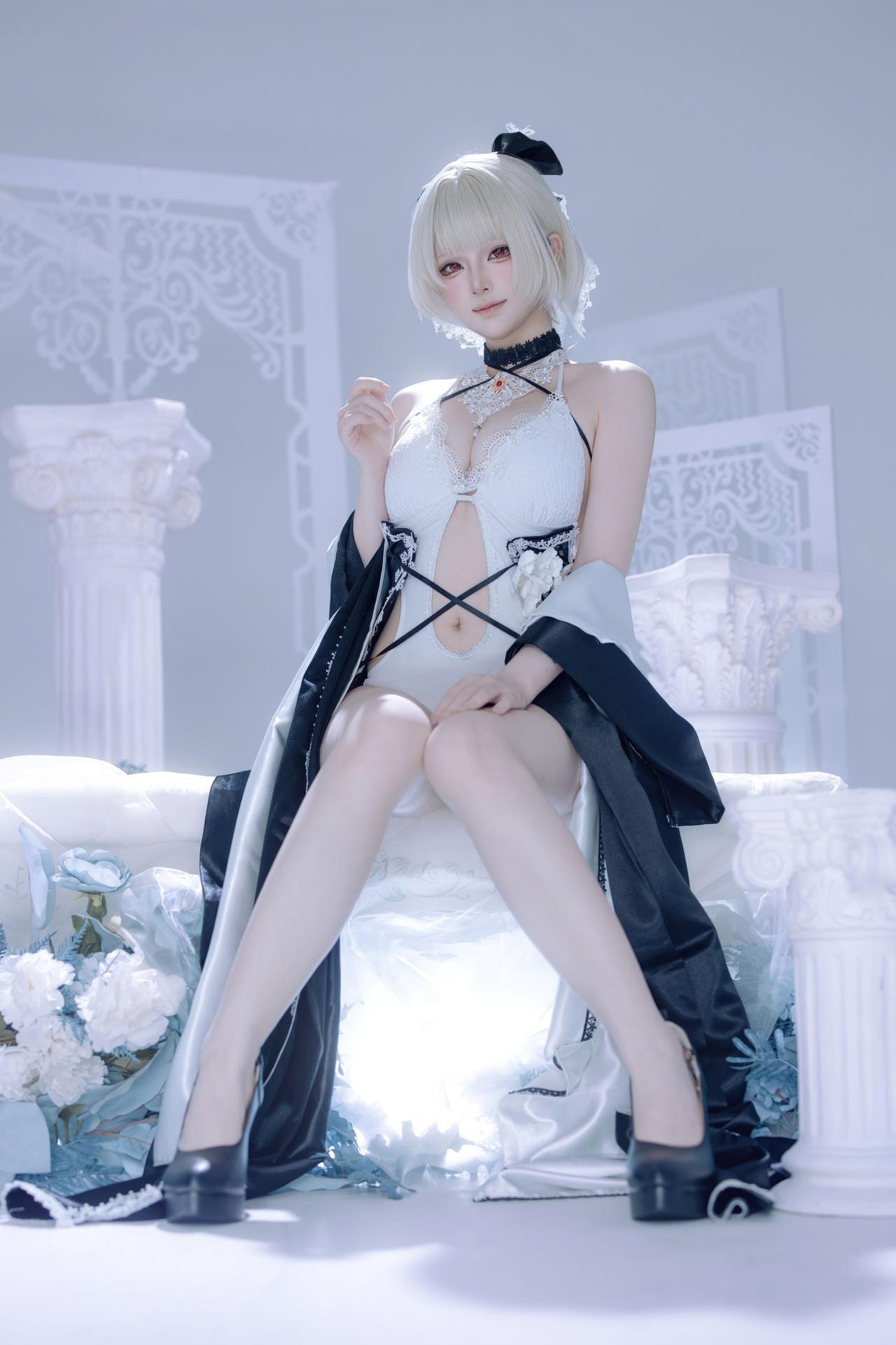 [cosplay] 屿鱼 - 벽람항로 포미더블 동인 드레스: 흑백 드레스, 흰 스타킹의 늘씬한 다리, 아이스블루 배경 63P
