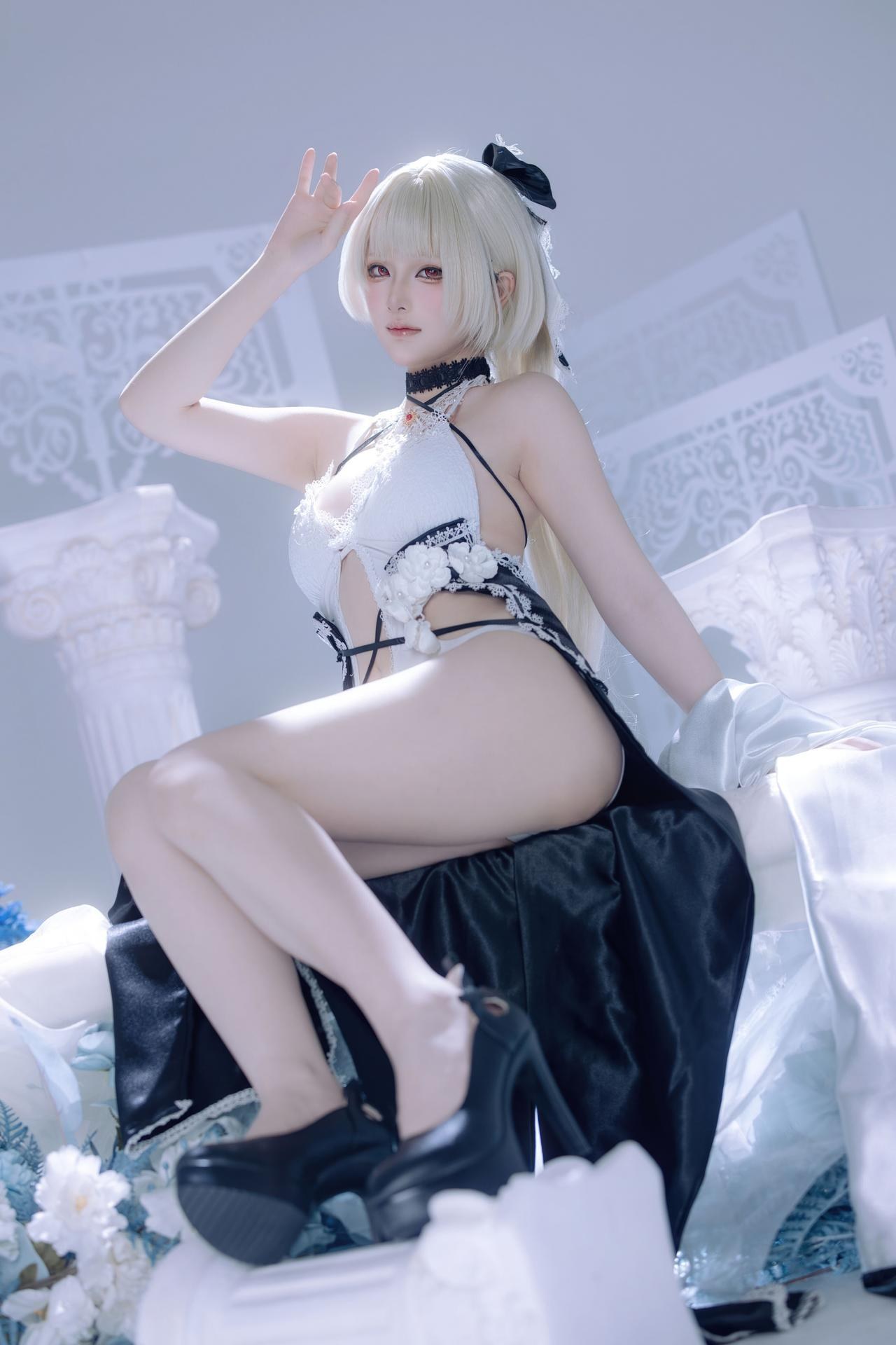 [cosplay] 屿鱼 - 벽람항로 포미더블 동인 드레스: 흑백 드레스, 흰 스타킹의 늘씬한 다리, 아이스블루 배경 63P