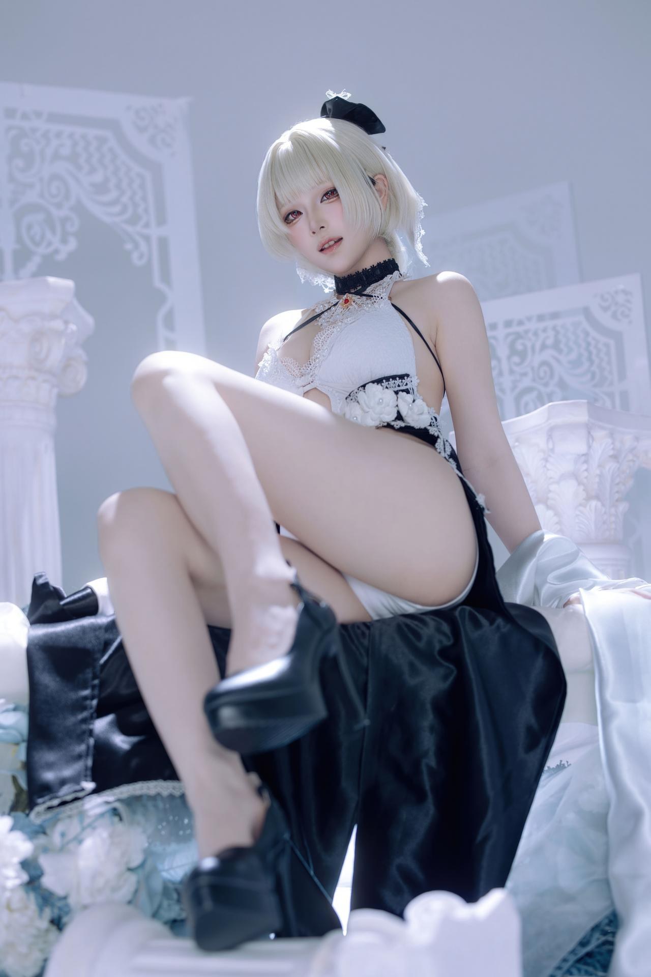 [cosplay] 屿鱼 - 벽람항로 포미더블 동인 드레스: 흑백 드레스, 흰 스타킹의 늘씬한 다리, 아이스블루 배경 63P