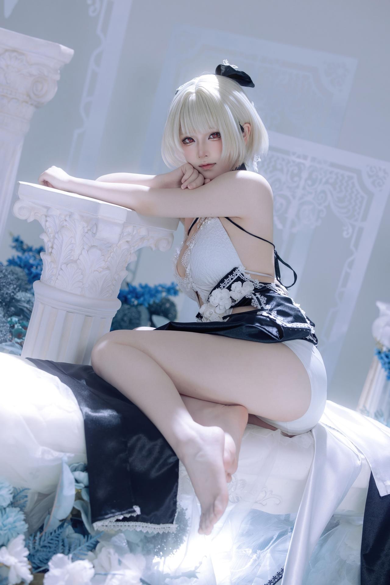 [cosplay] 屿鱼 - 벽람항로 포미더블 동인 드레스: 흑백 드레스, 흰 스타킹의 늘씬한 다리, 아이스블루 배경 63P
