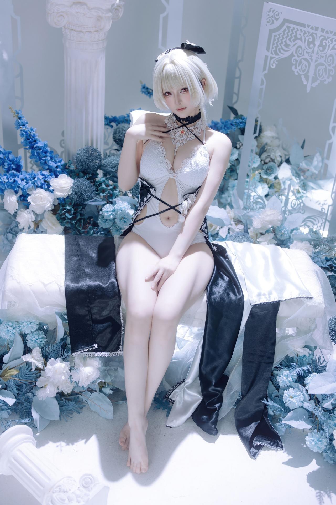 [cosplay] 屿鱼 - 벽람항로 포미더블 동인 드레스: 흑백 드레스, 흰 스타킹의 늘씬한 다리, 아이스블루 배경 63P