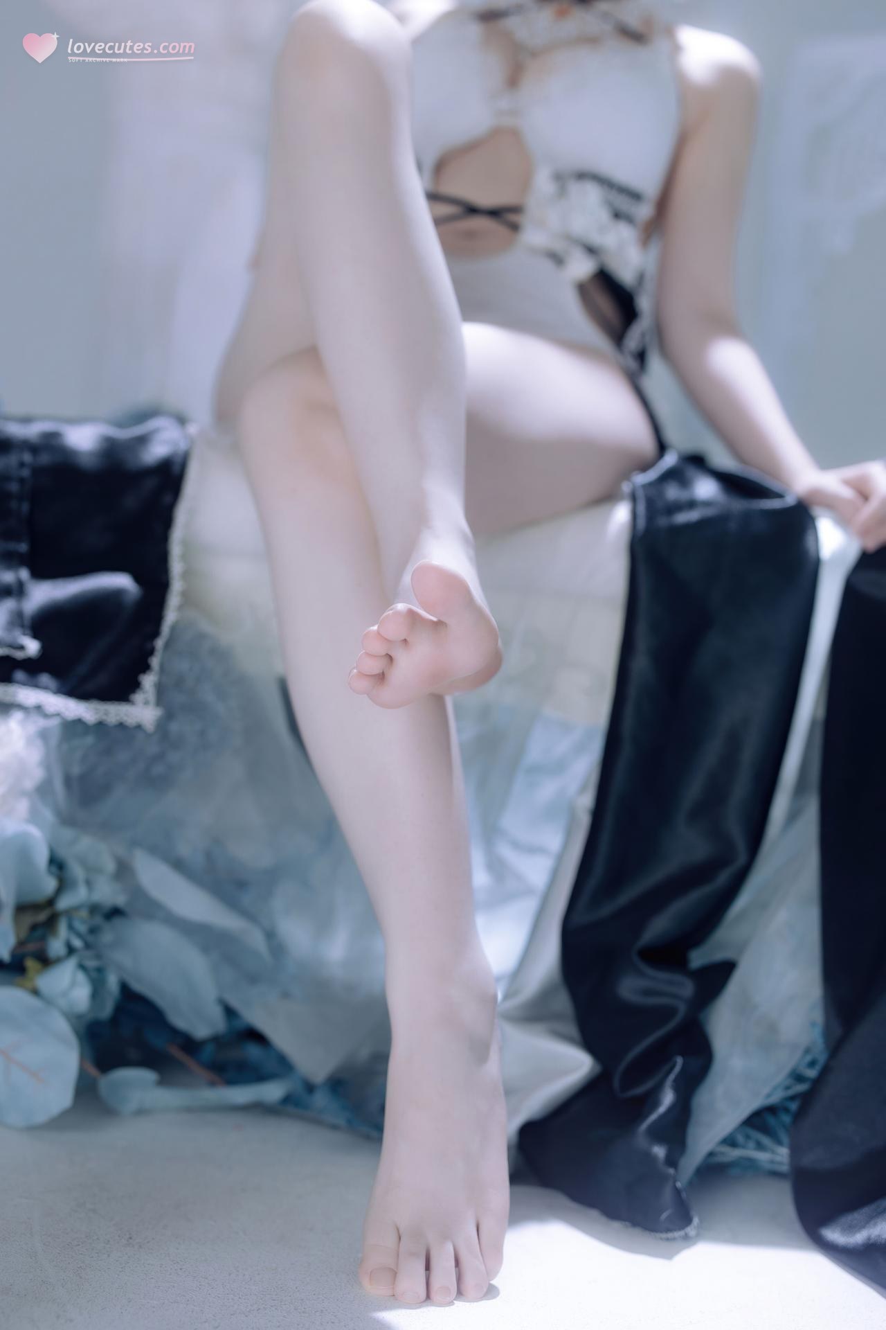 [cosplay] 屿鱼 - 벽람항로 포미더블 동인 드레스: 흑백 드레스, 흰 스타킹의 늘씬한 다리, 아이스블루 배경 63P
