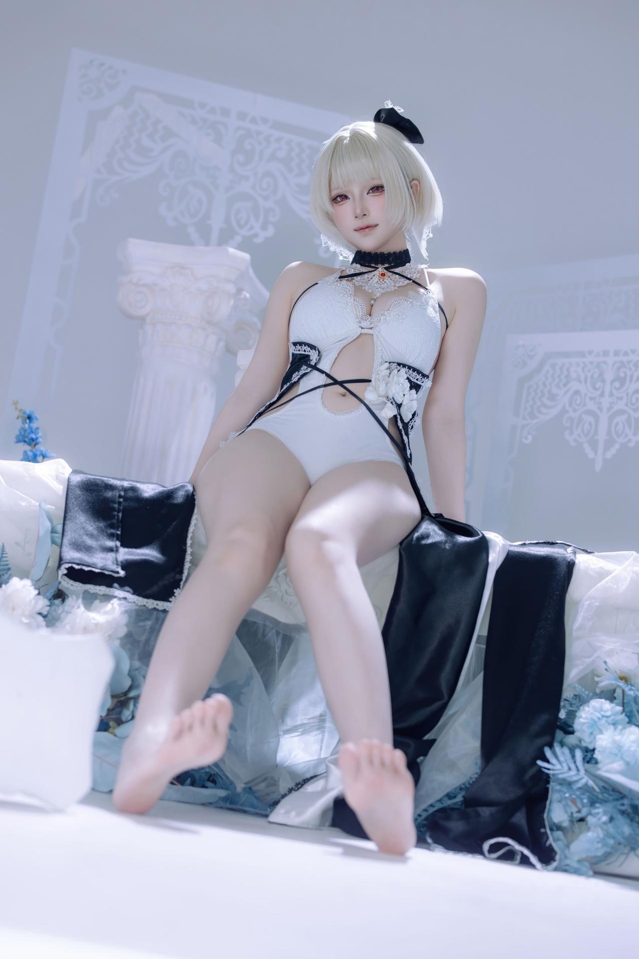 [cosplay] 屿鱼 - 벽람항로 포미더블 동인 드레스: 흑백 드레스, 흰 스타킹의 늘씬한 다리, 아이스블루 배경 63P