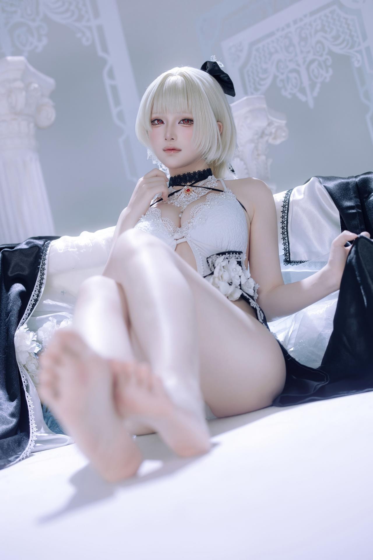 [cosplay] 屿鱼 - 碧蓝航线 可畏 同人礼服：黑白礼服白丝美腿冰蓝布景 63P