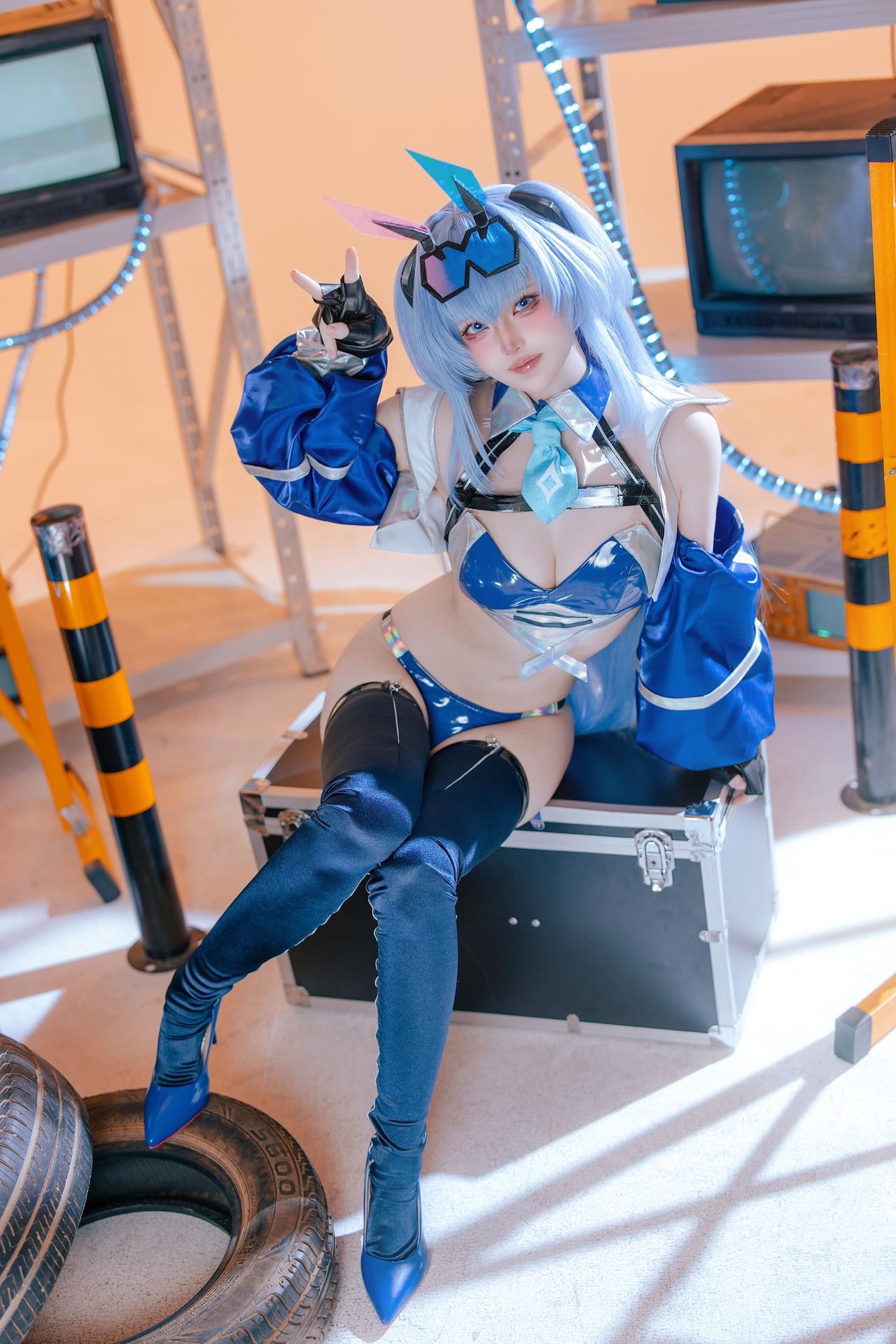 [cosplay] 屿鱼 - 碧蓝航线 花园赛车服：蓝色赛车服机车布景美腿 82P