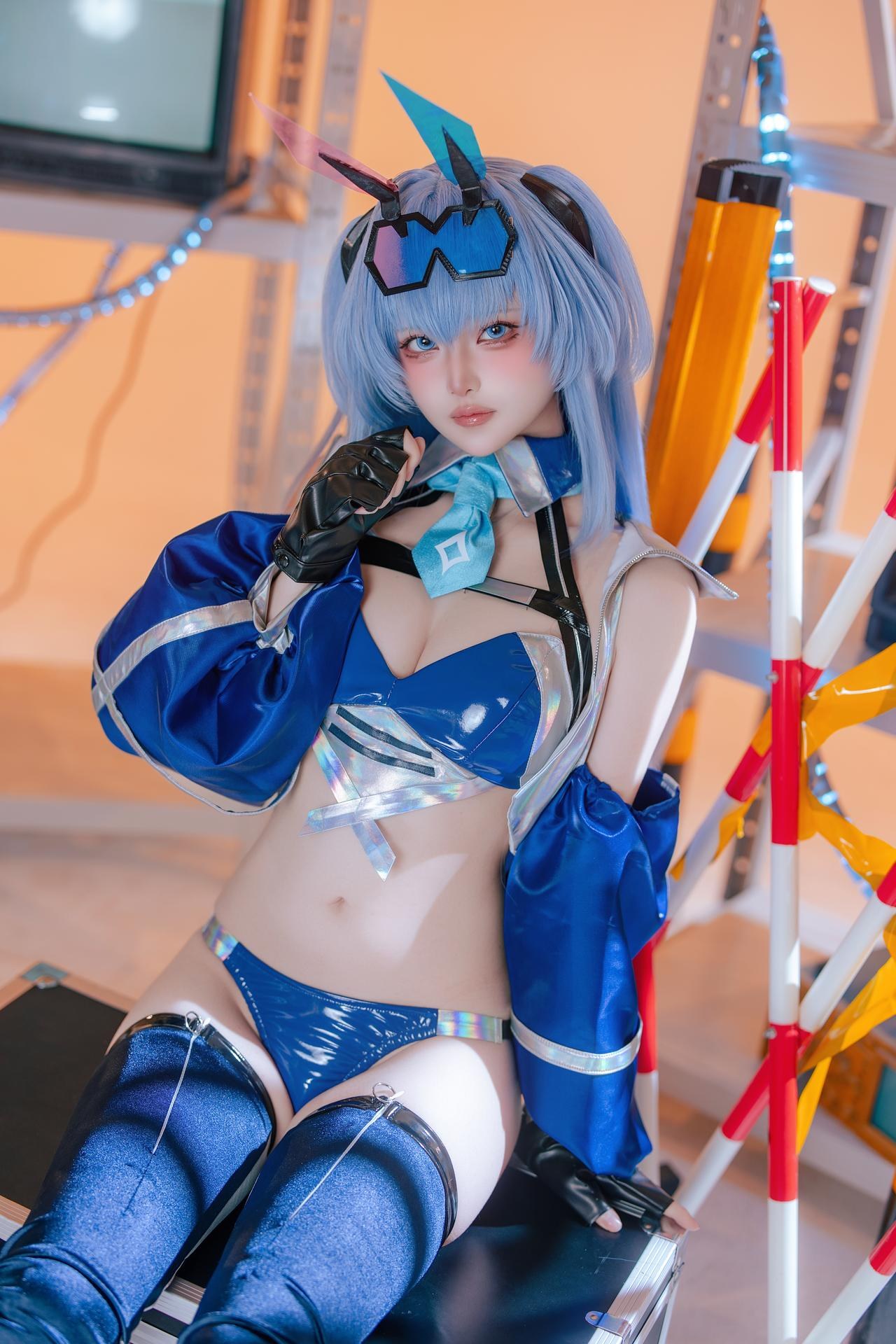 [cosplay] 屿鱼 - 碧蓝航线 花园赛车服：蓝色赛车服机车布景美腿 82P