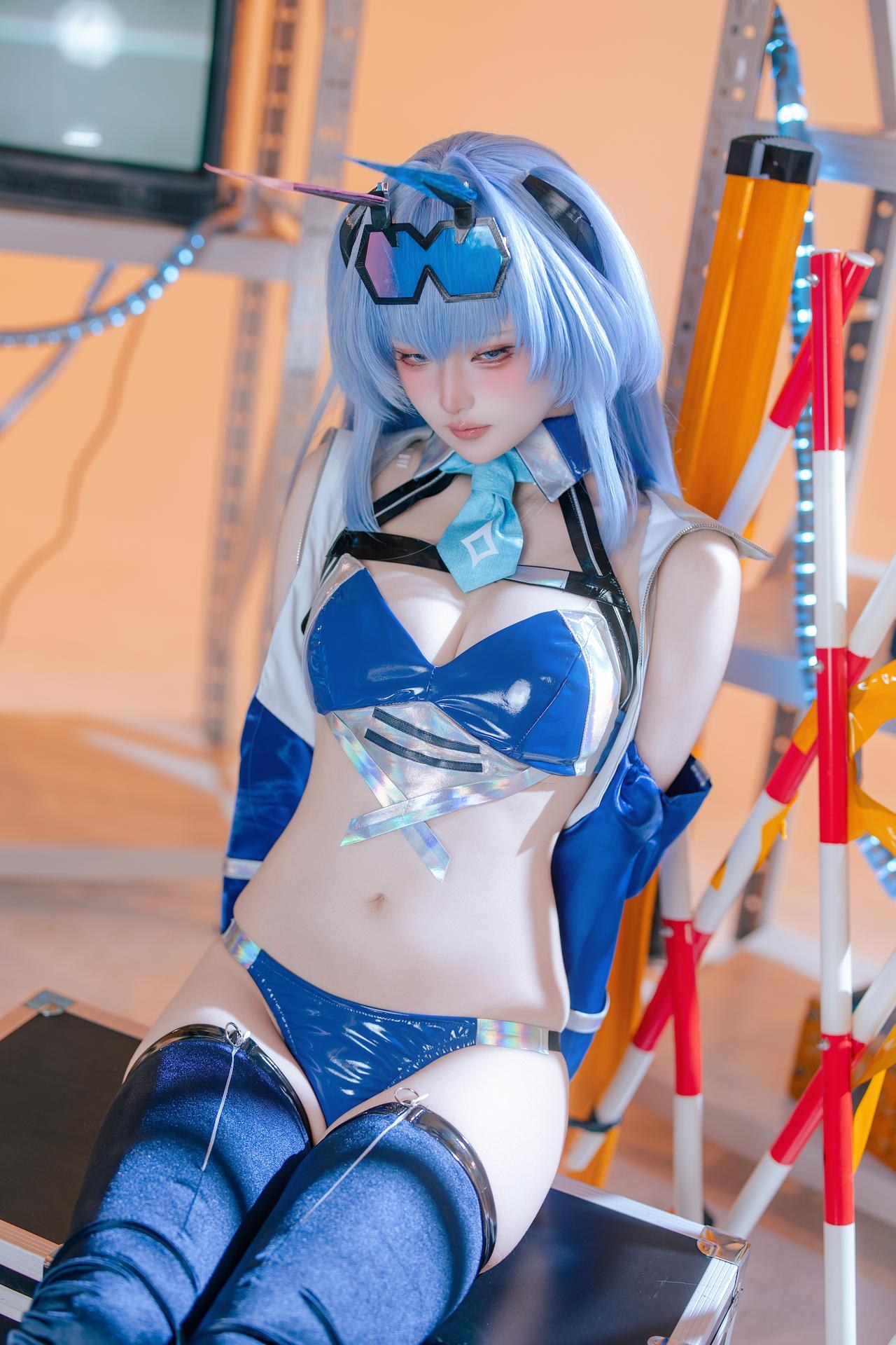 [cosplay] 屿鱼 - 碧蓝航线 花园赛车服：蓝色赛车服机车布景美腿 82P