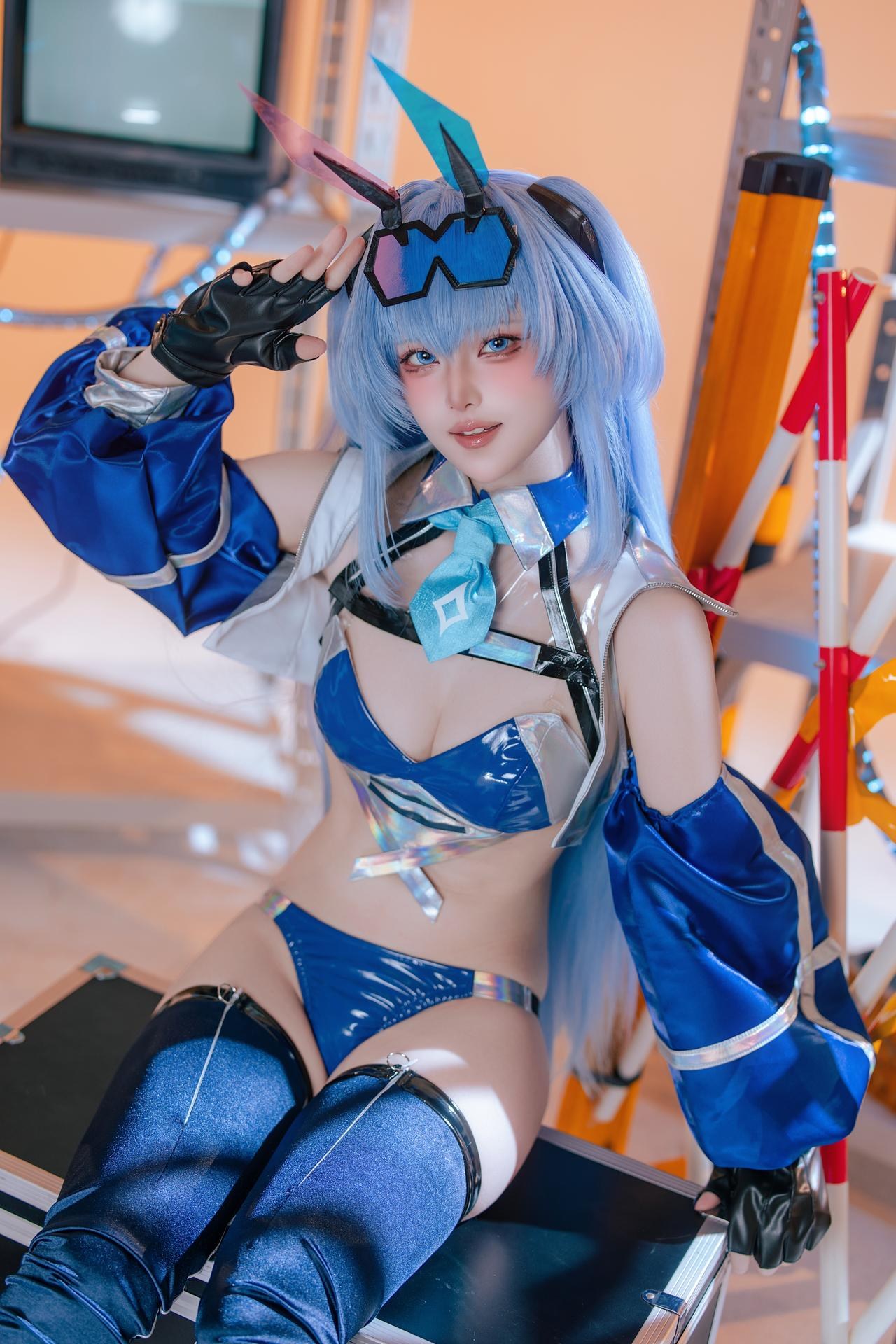 [cosplay] 屿鱼 - 碧蓝航线 花园赛车服：蓝色赛车服机车布景美腿 82P