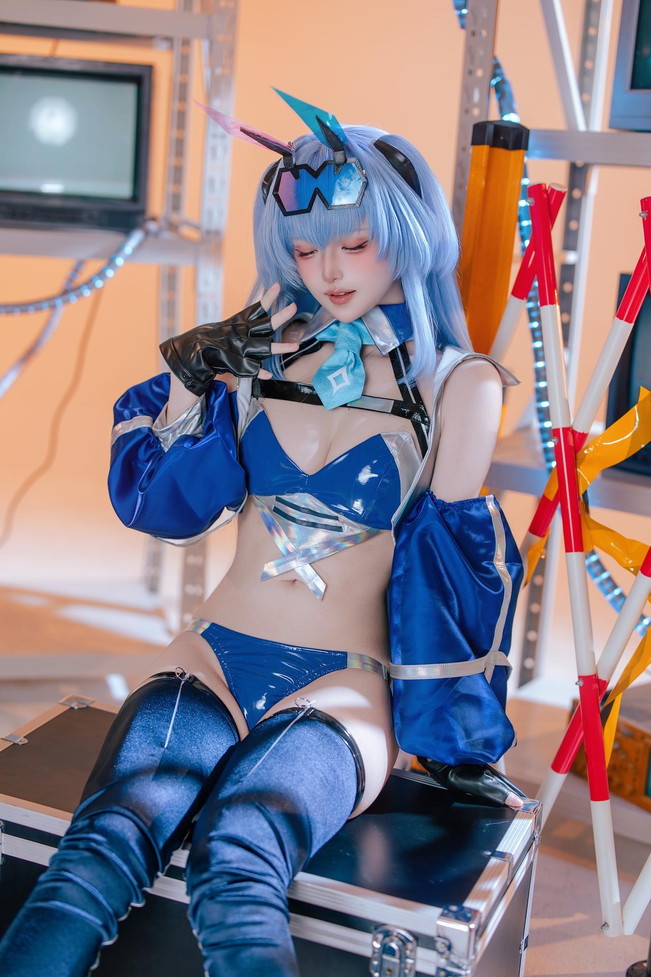 [cosplay] 屿鱼 - 碧蓝航线 花园赛车服：蓝色赛车服机车布景美腿 82P