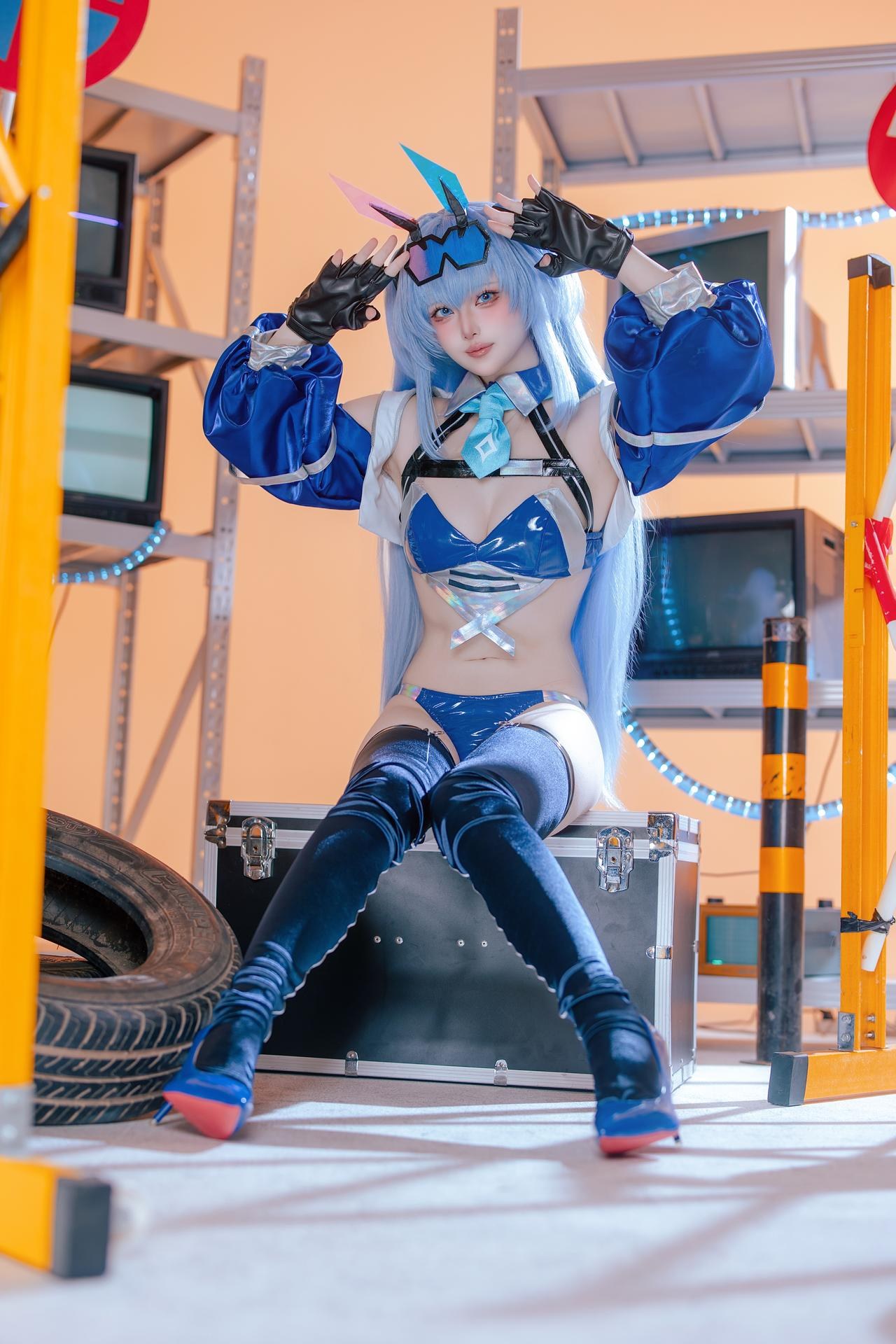 [cosplay] 屿鱼 - 碧蓝航线 花园赛车服：蓝色赛车服机车布景美腿 82P